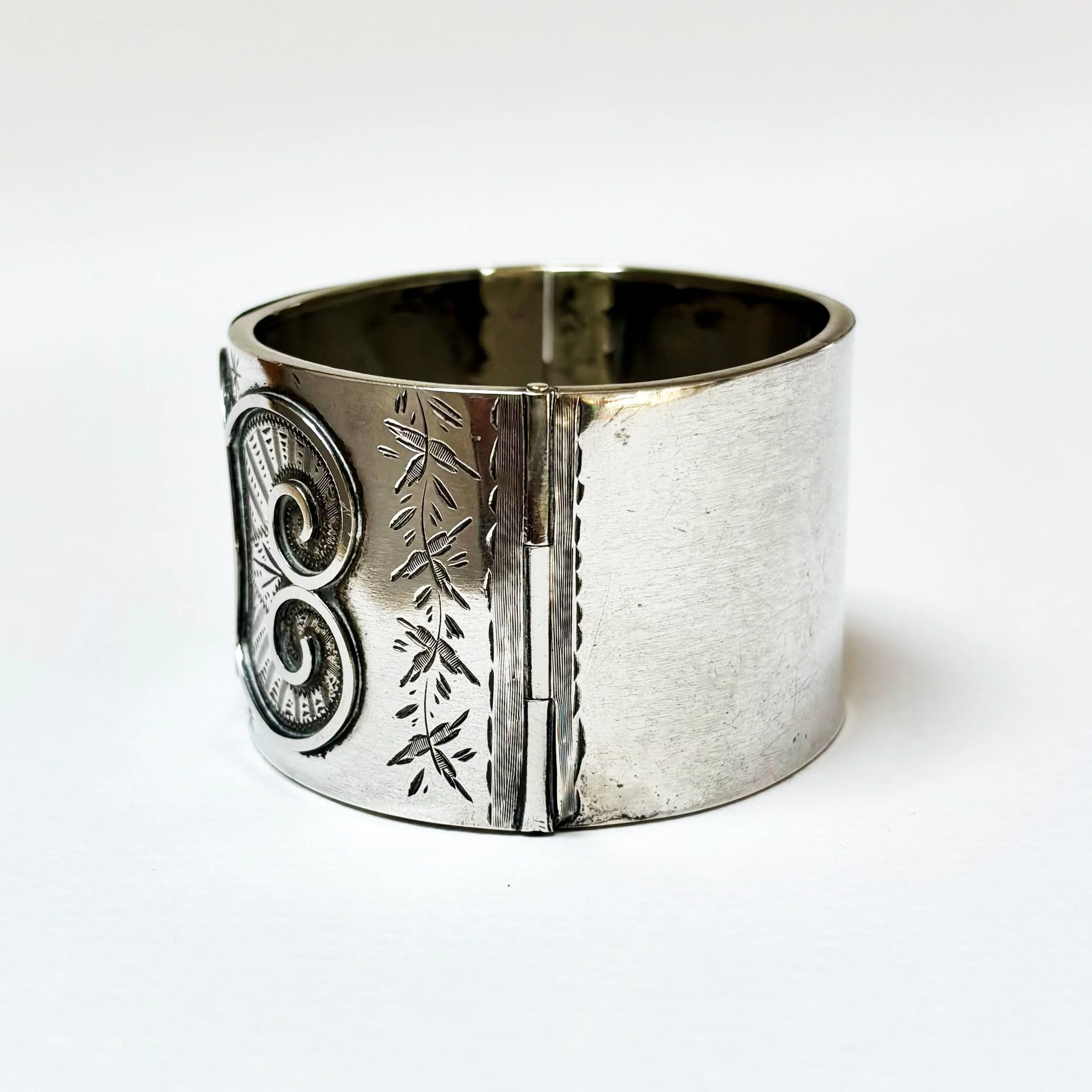 AEV002_silver cuff_9.jpg