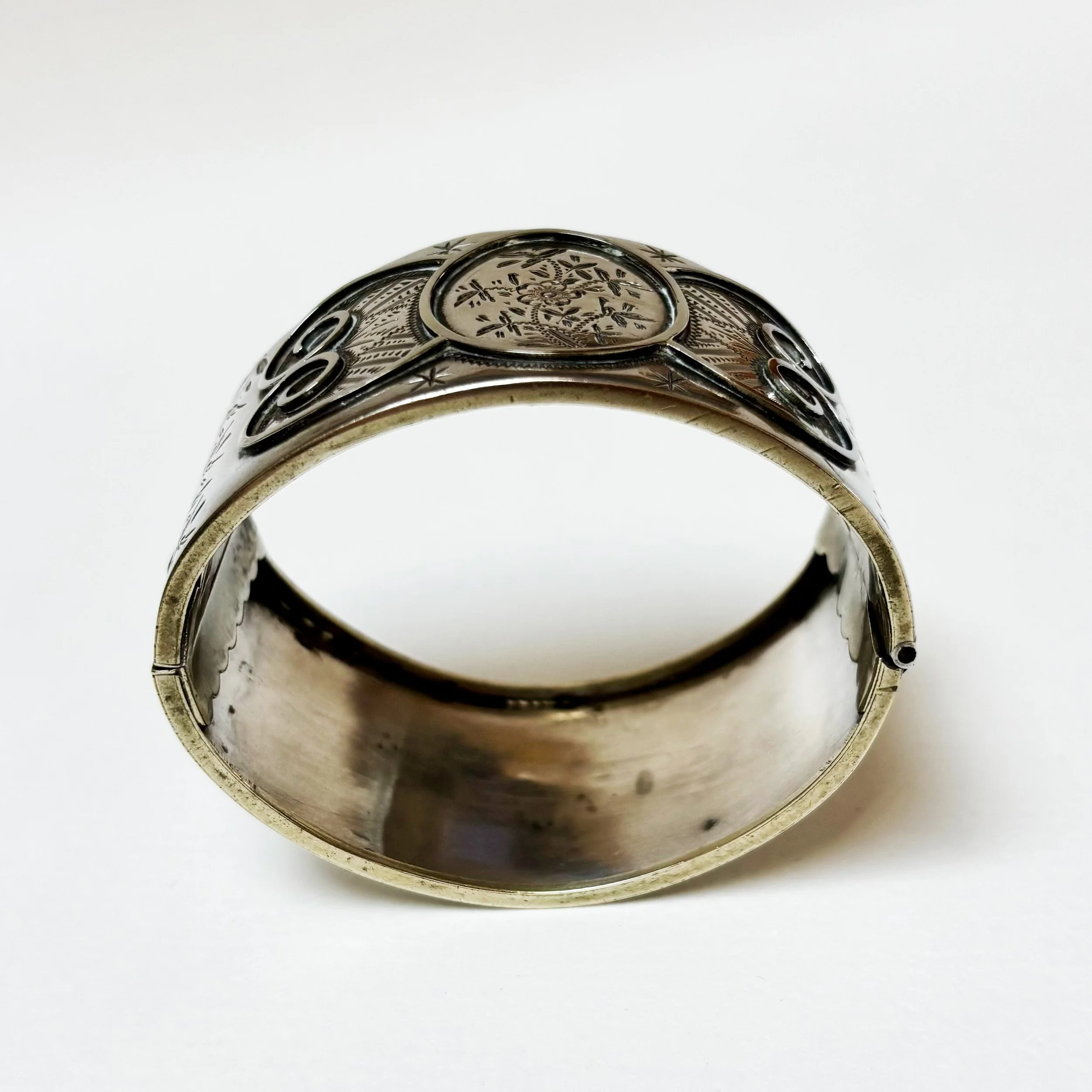 AEV002_silver cuff_5.jpg