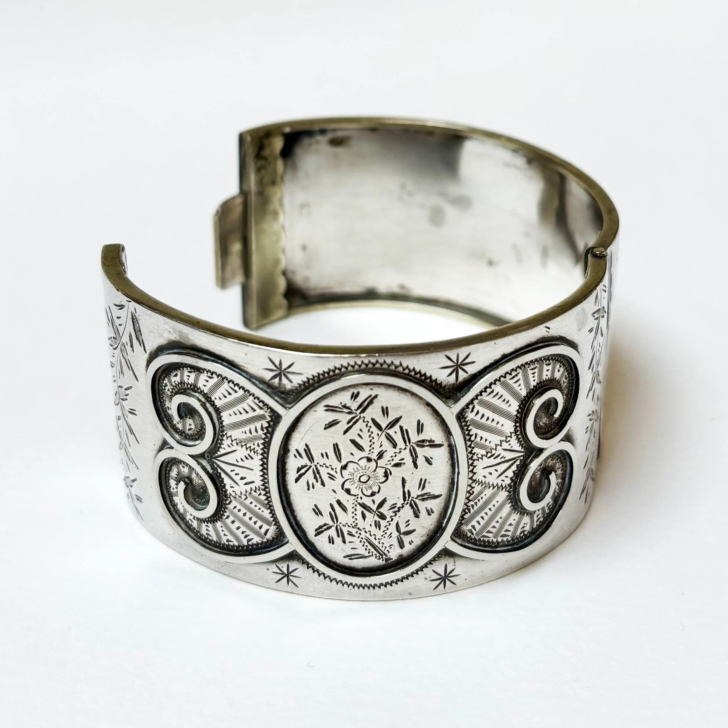 AEV002_silver cuff_2.jpg