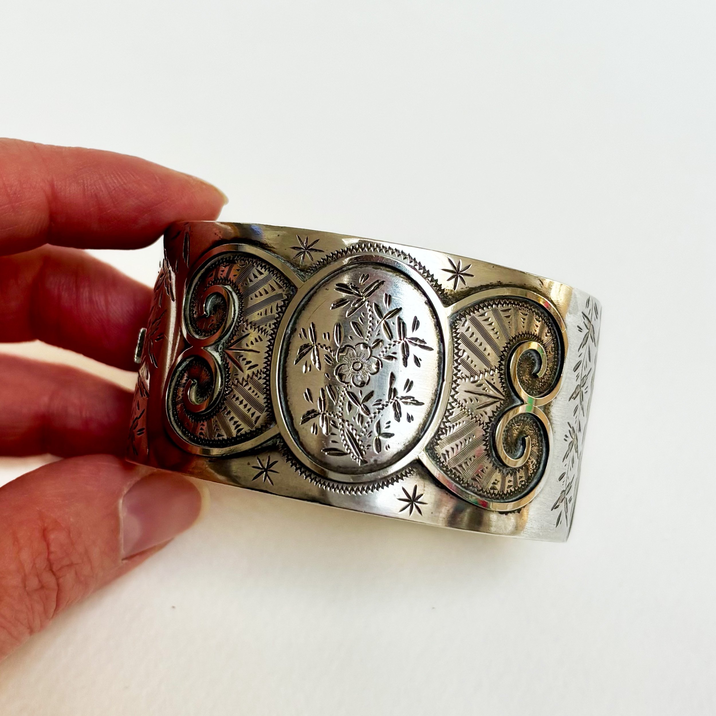 AEV002_silver cuff_6.jpg