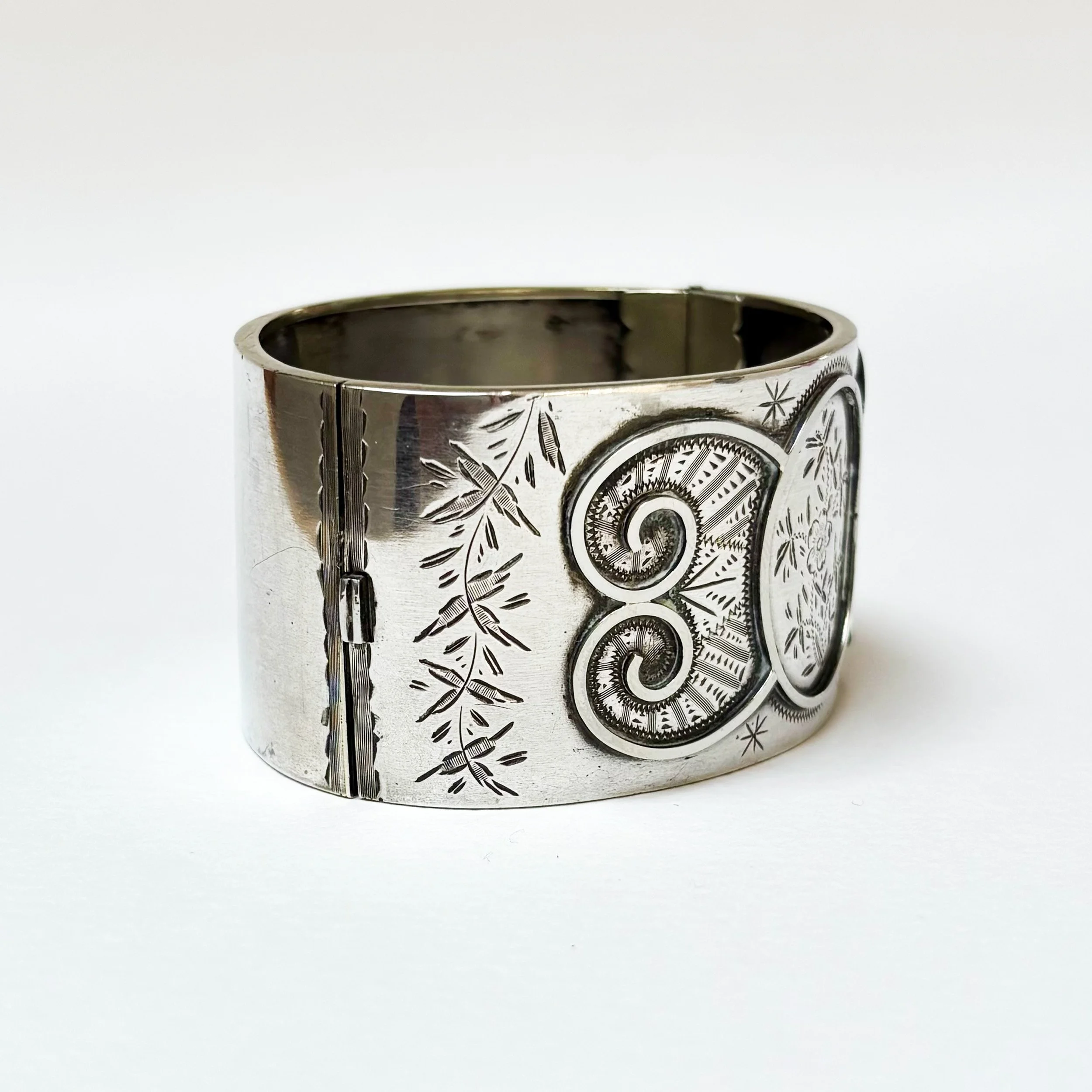 AEV002_silver cuff_7.jpg