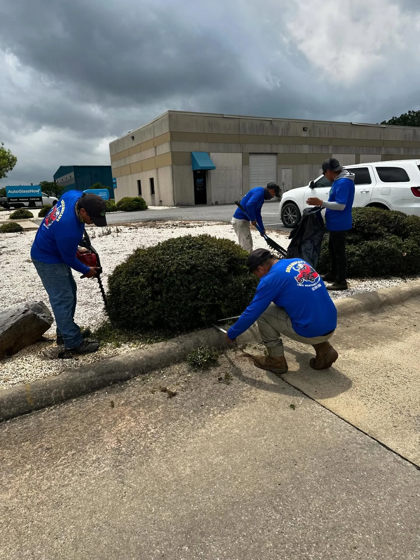 Happy Monday! Some roofing repair , tree trimming and property clean ups! 💪🔥

  check out our website below! 👇
https://www.dreamscapelawnsar.com