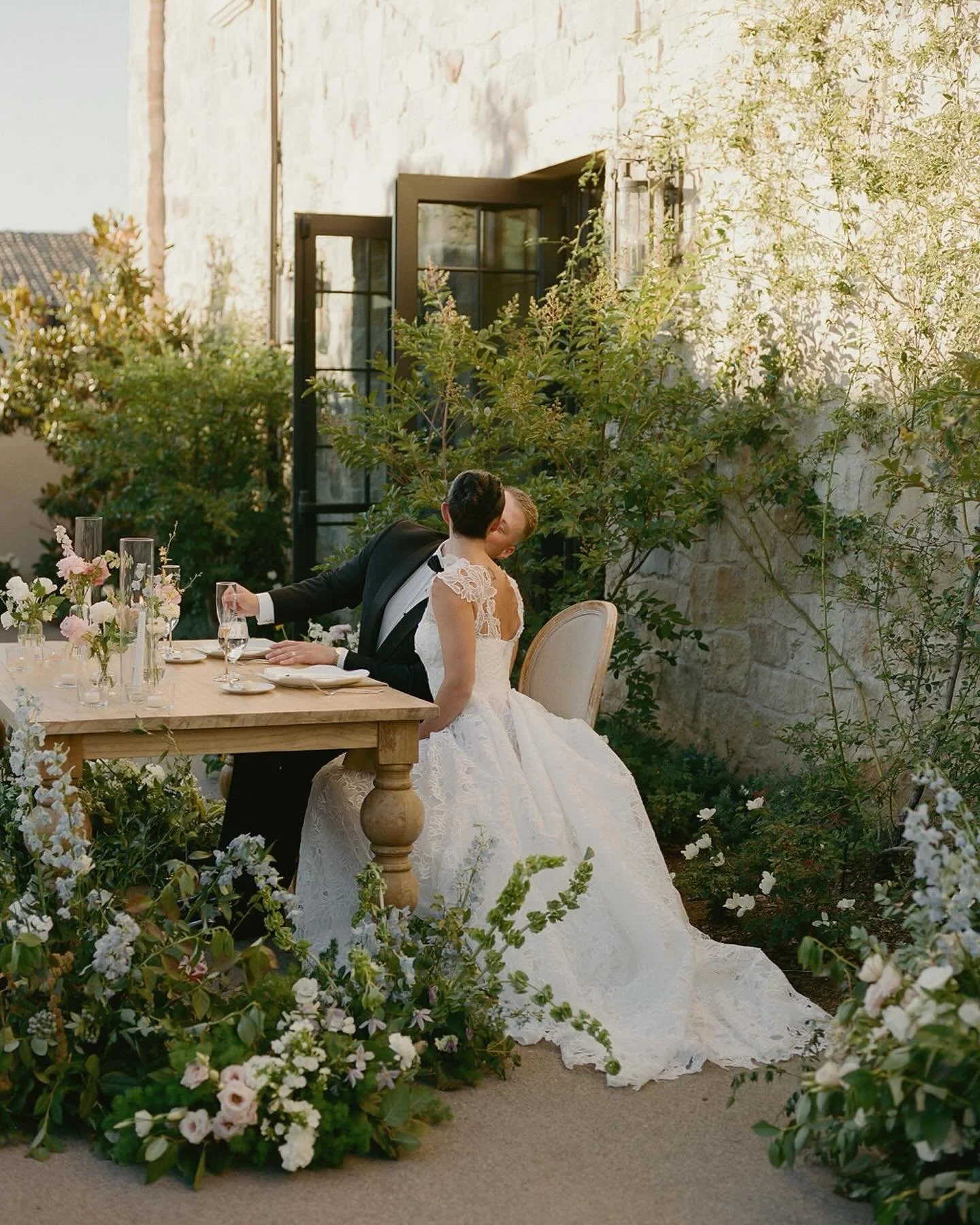 springtime weddings that feel like the english countryside. the wildflowers do something to my soul.