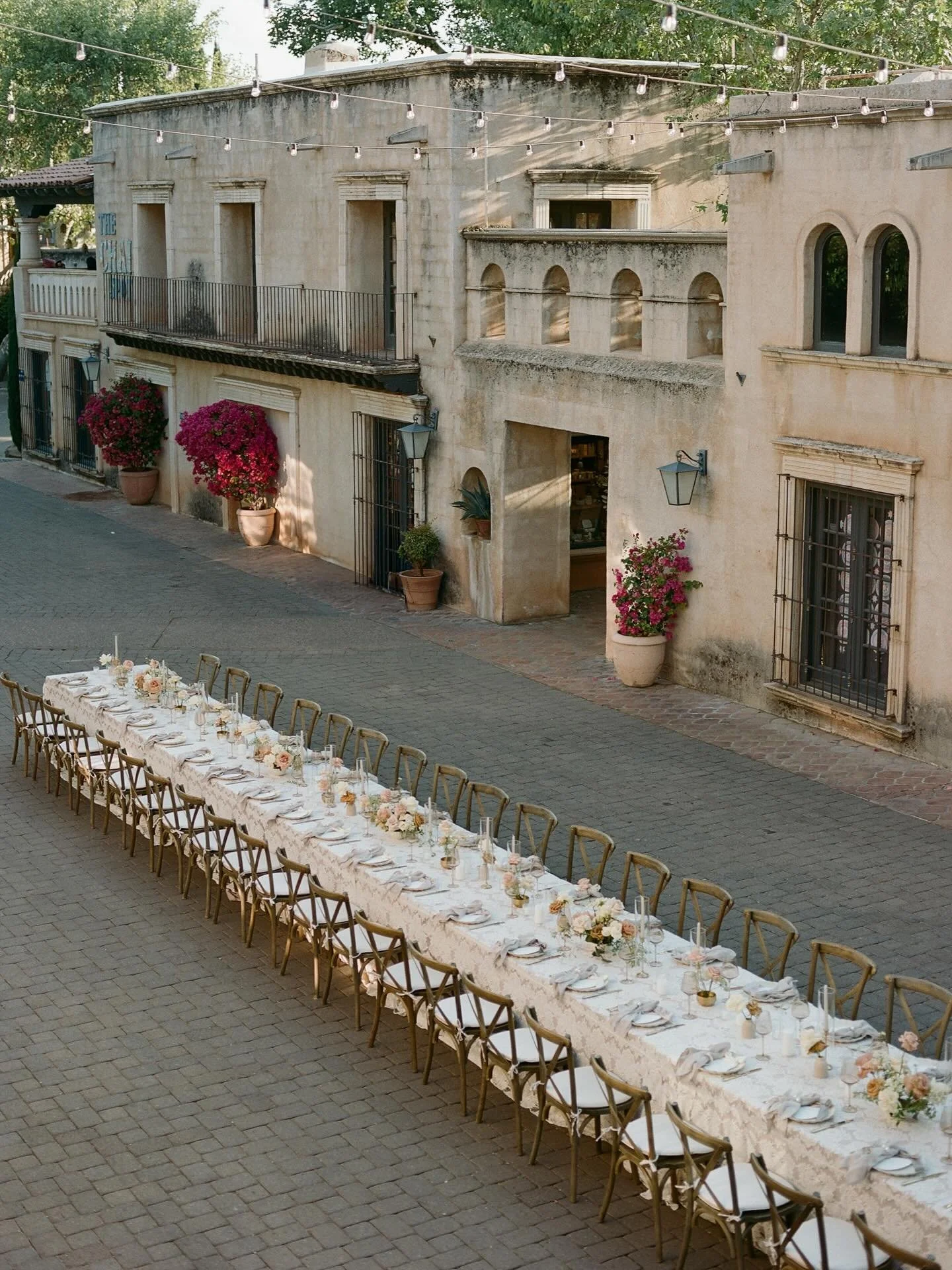cobblestone streets and dinner under the string lights with all your closest people. days like these are why i love my job. 🥹🕯️