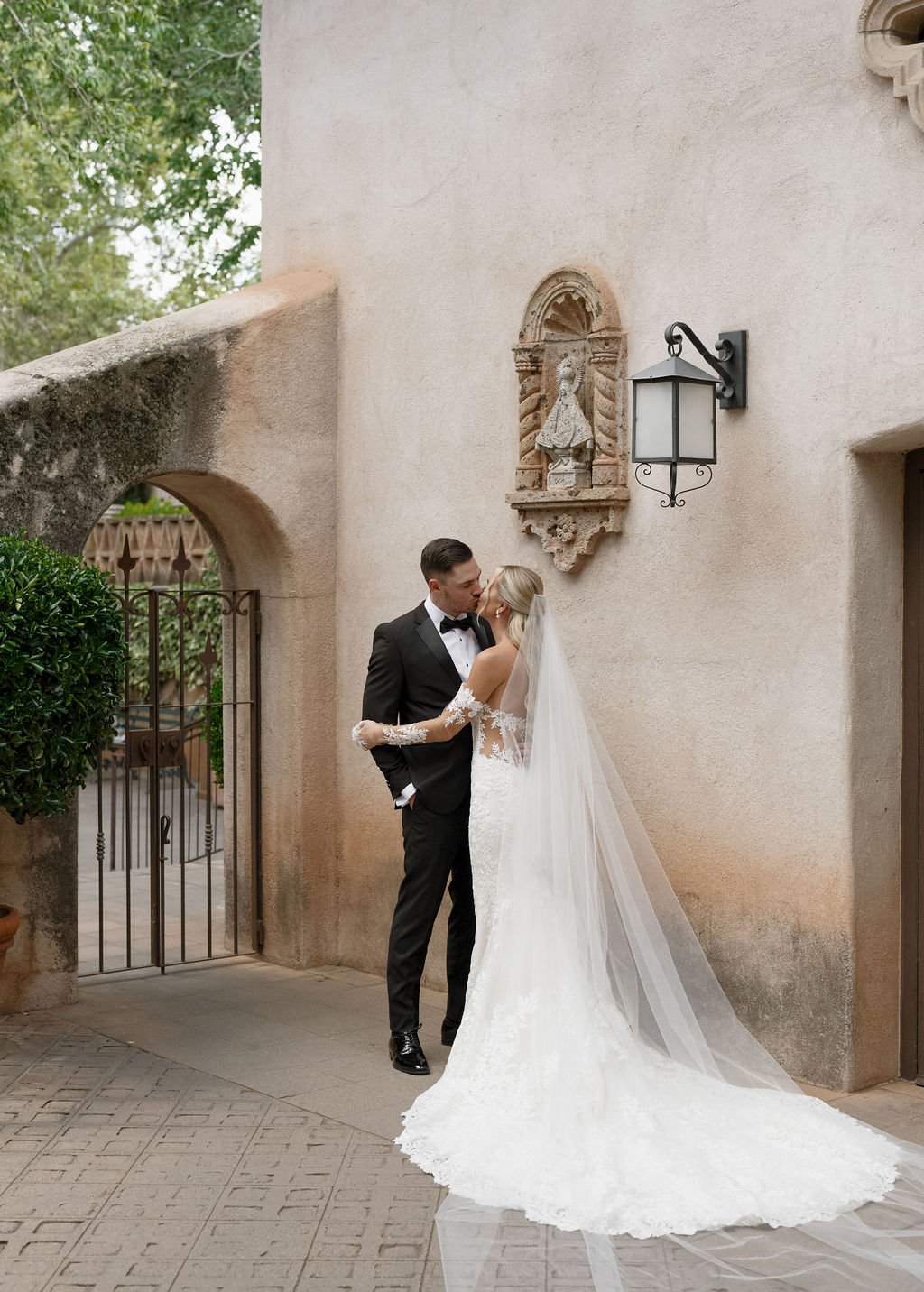 Kayley+Brock-ReneatTlaquepaque-Sedona-Wedding-SajePhotography-40.jpg