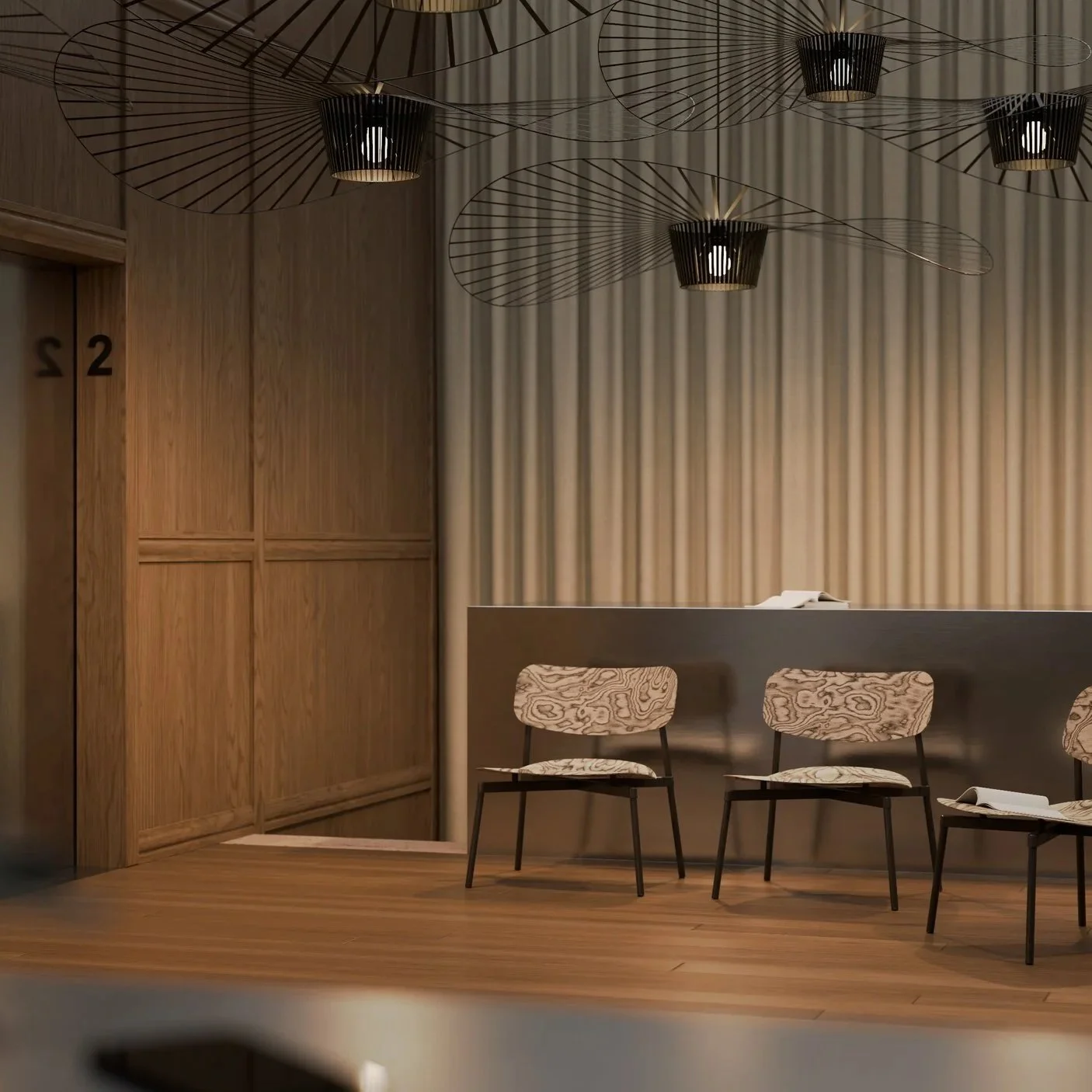 Salle d'attente sophistiquée avec trois chaises en bois et un comptoir blanc, décorée avec des lampes suspendues en forme d'ailes et un mur en bois avec rideaux beige.