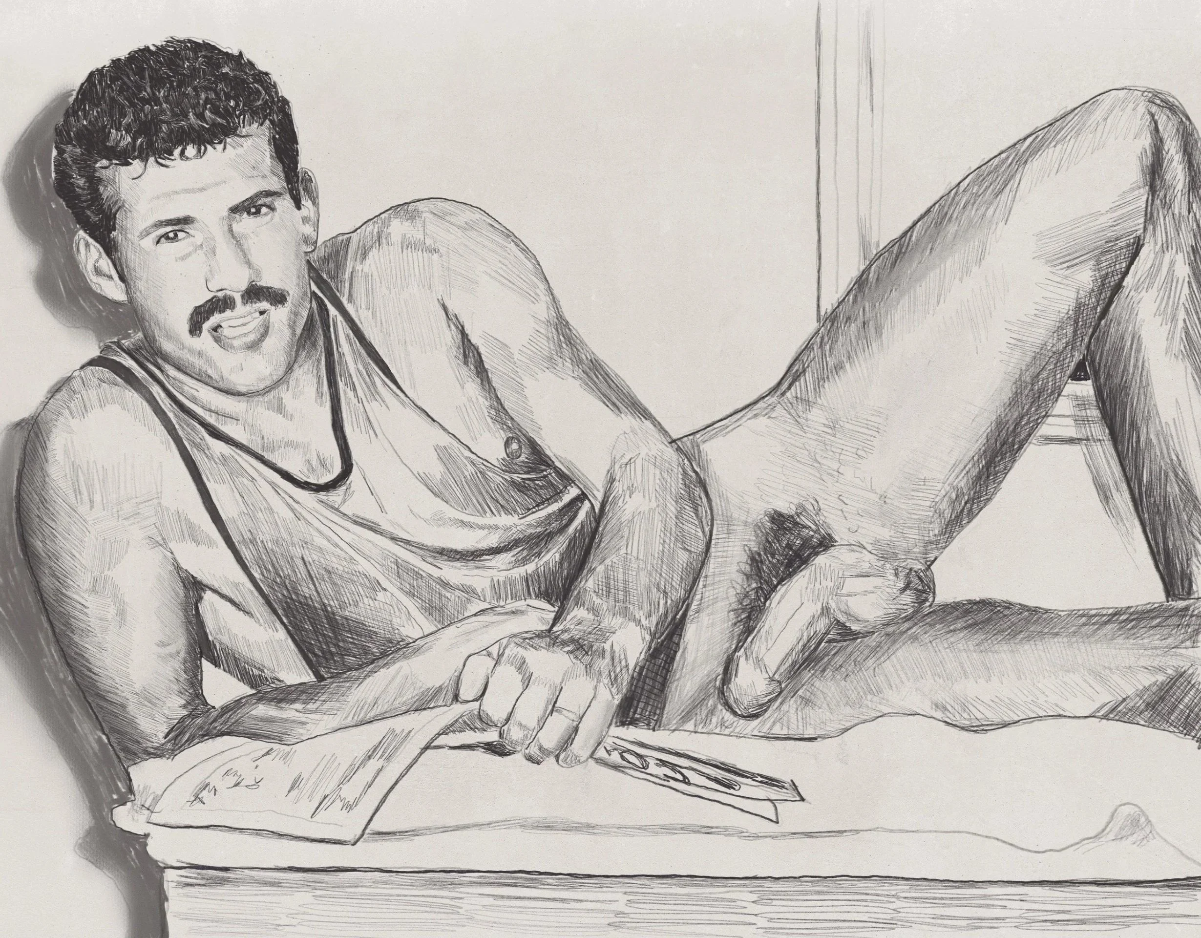 Dessin en noir et blanc d'un homme aux cheveux bouclés, moustache, torse dénudé, allongé sur une surface, tenant un stylo et semblant écrire ou dessiner.