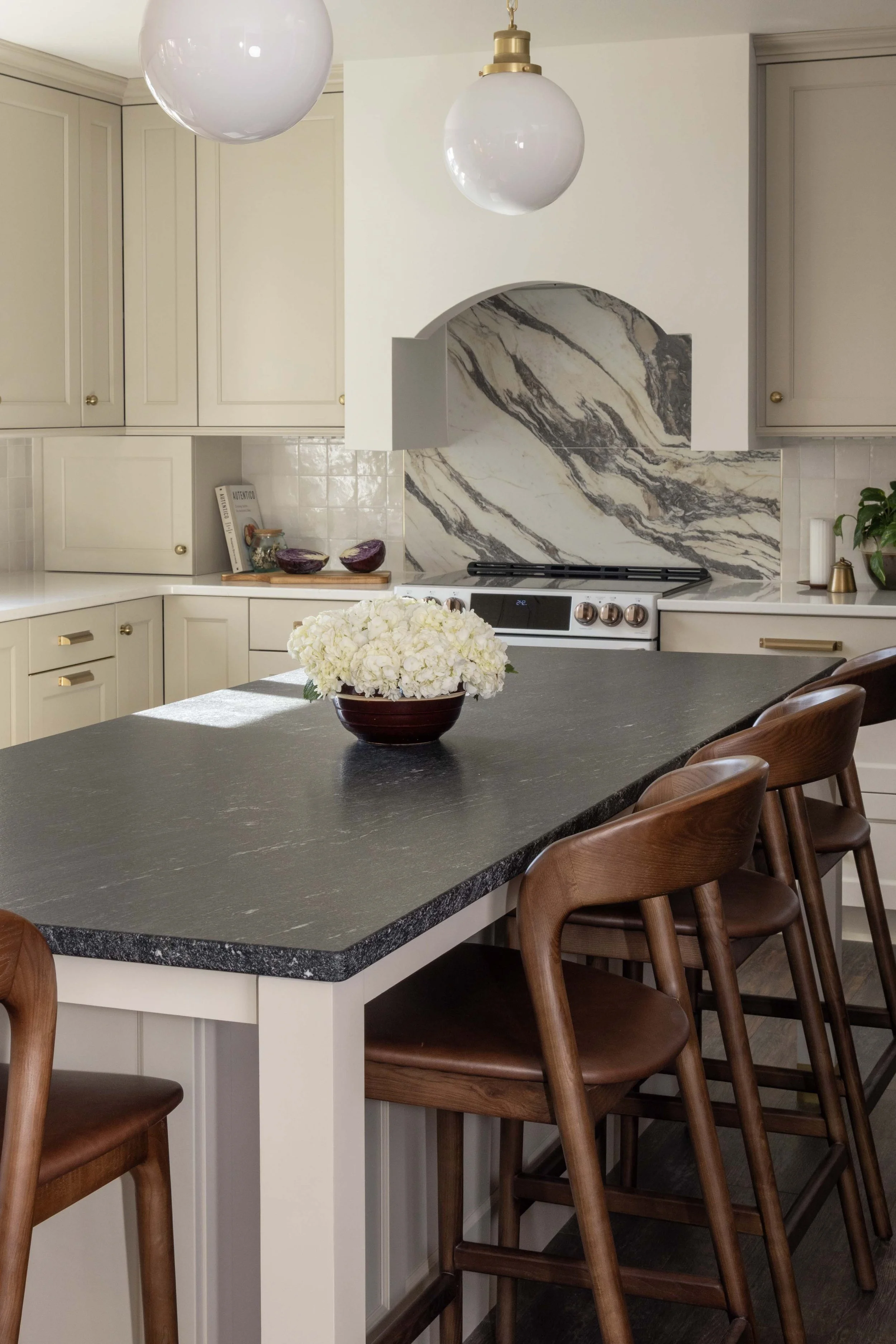 root-down-remodeling-kitchen-renovation-rangehood.jpg