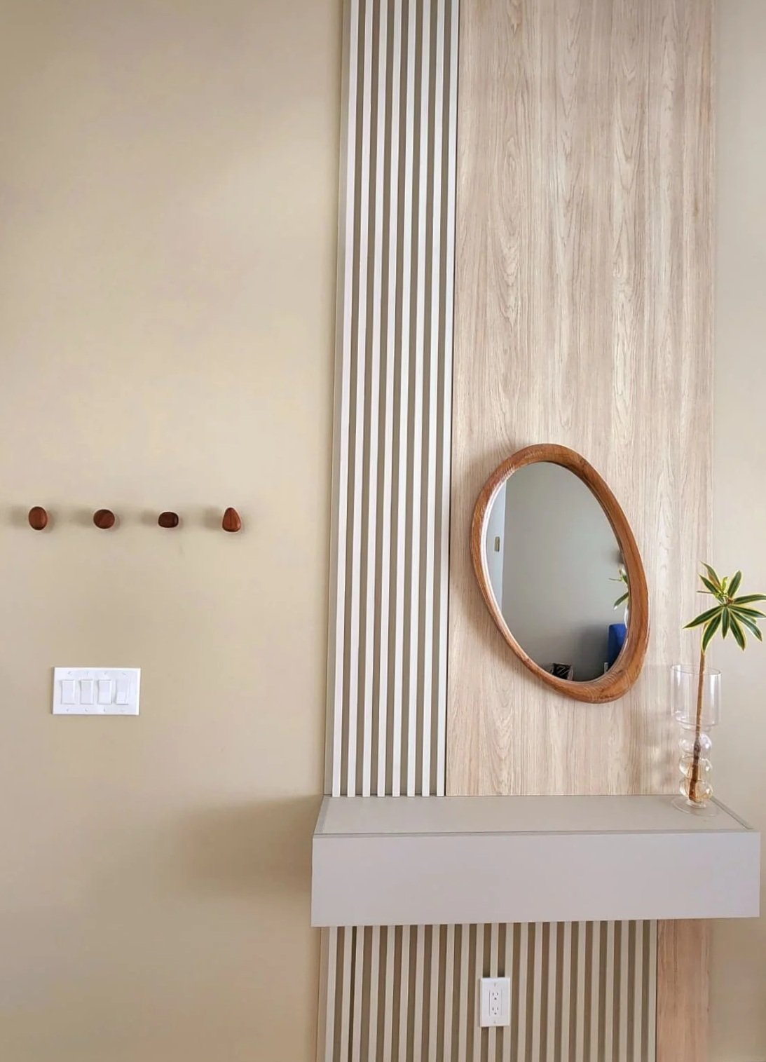 Beige wall accent in single family pembroke pines home