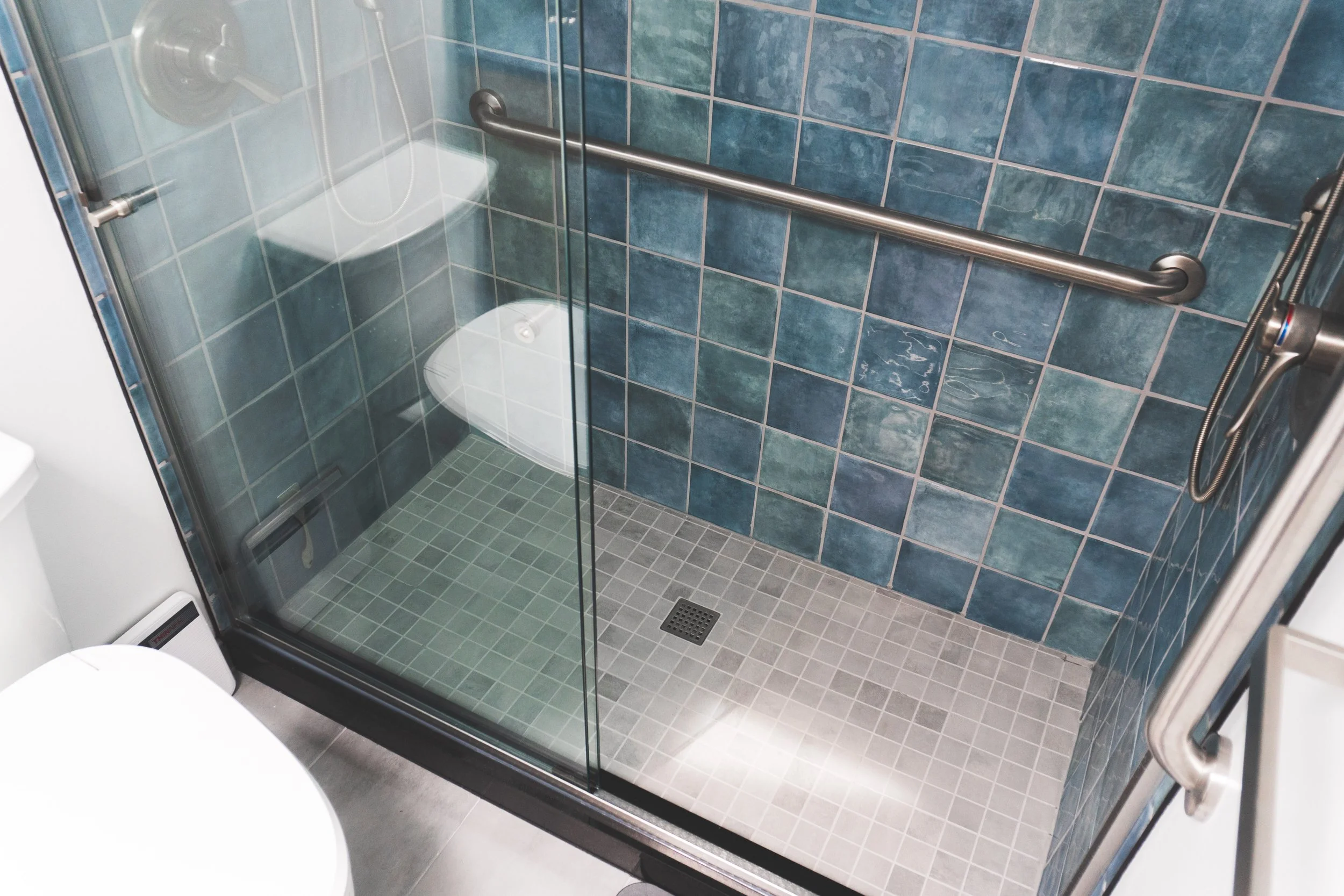ProspectRemodelADABathroom-01396-2.jpg