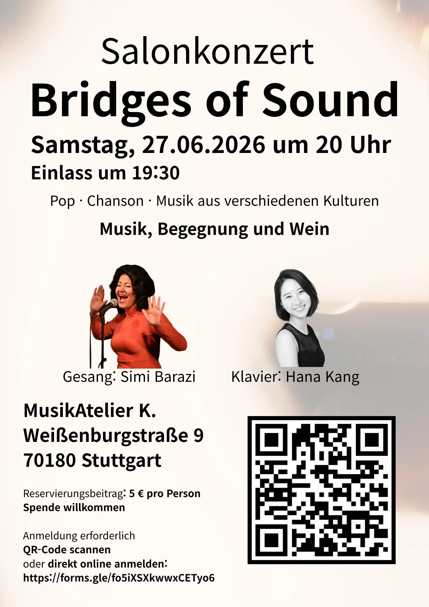 Ein Plakat für ein Konzert namens 'Bridges of Sound' am 27. Juni 2026 um 20 Uhr, mit Einlass um 19:30. Es gibt Pop, Chanson und Musik aus verschiedenen Kulturen, mit den Künstlern Simi Barazi (Gesang) und Hana Kang (Klavier). Das Konzert findet im MusikAtelier K, Weißenburgstraße 9, Stuttgart statt. Der Eintritt kostet 5 Euro pro Person, Reservierung ist erforderlich, QR-Code und Link für Online-Anmeldung. Im Bild sind die Künstlerinnen Simi Barazi (links) und Hana Kang (rechts) zu sehen.