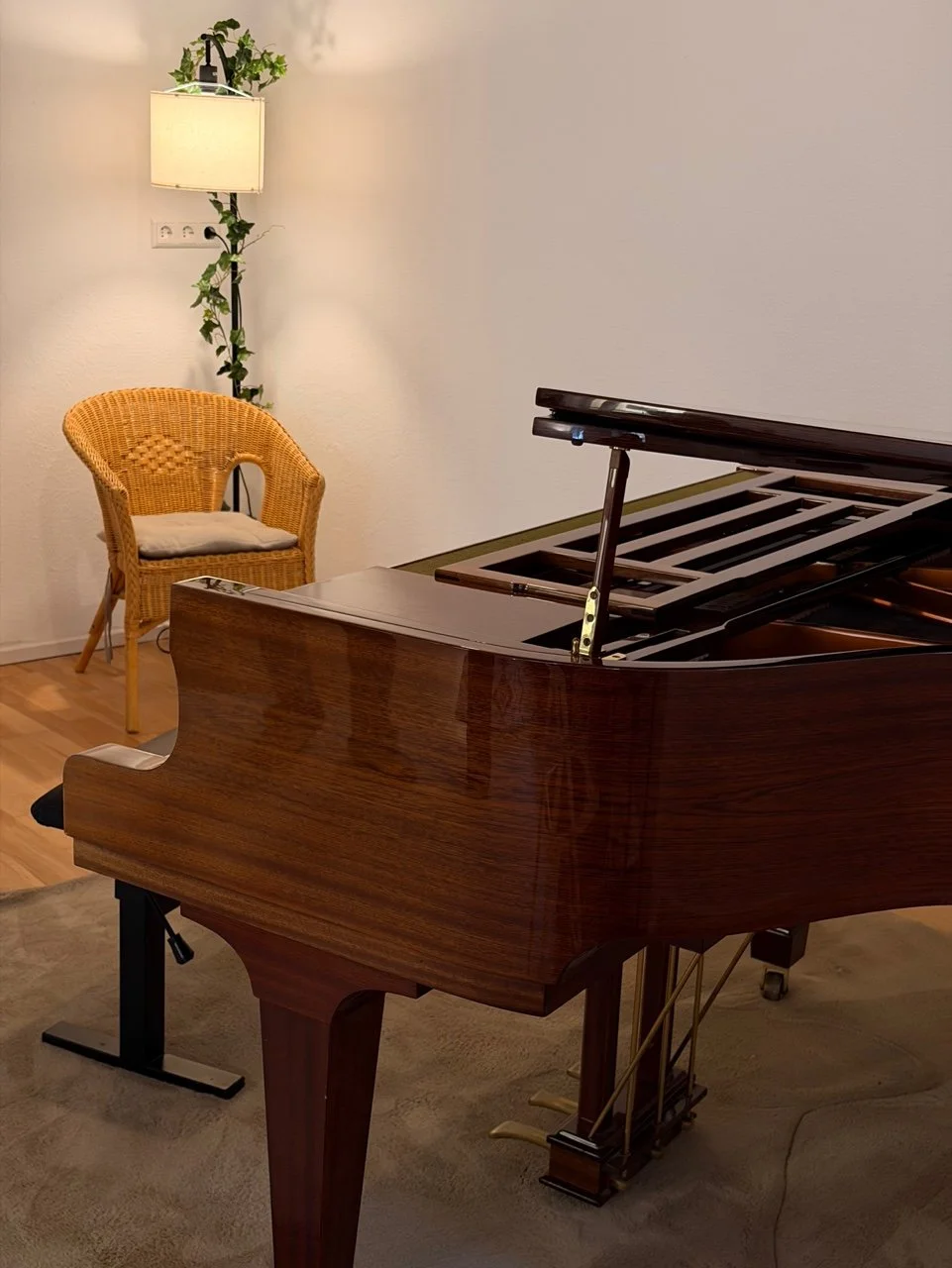 Flügel im MusikAtelier K. in Stuttgart – Unterrichtsraum für individuellen Klavierunterricht