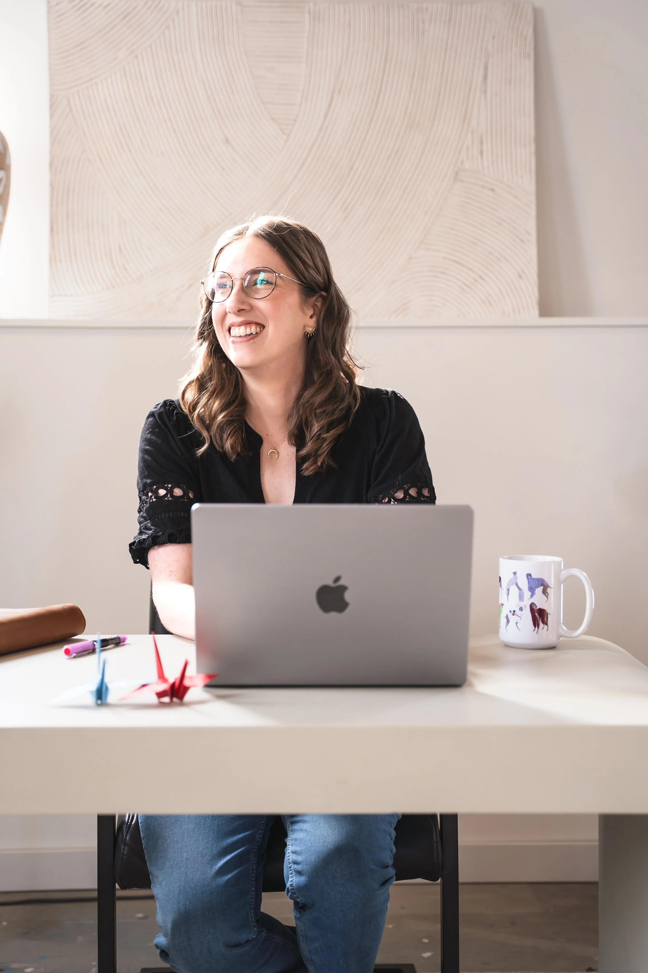 A therapist for disordered eating in Toronto at her desk doing online therapy in Ontario