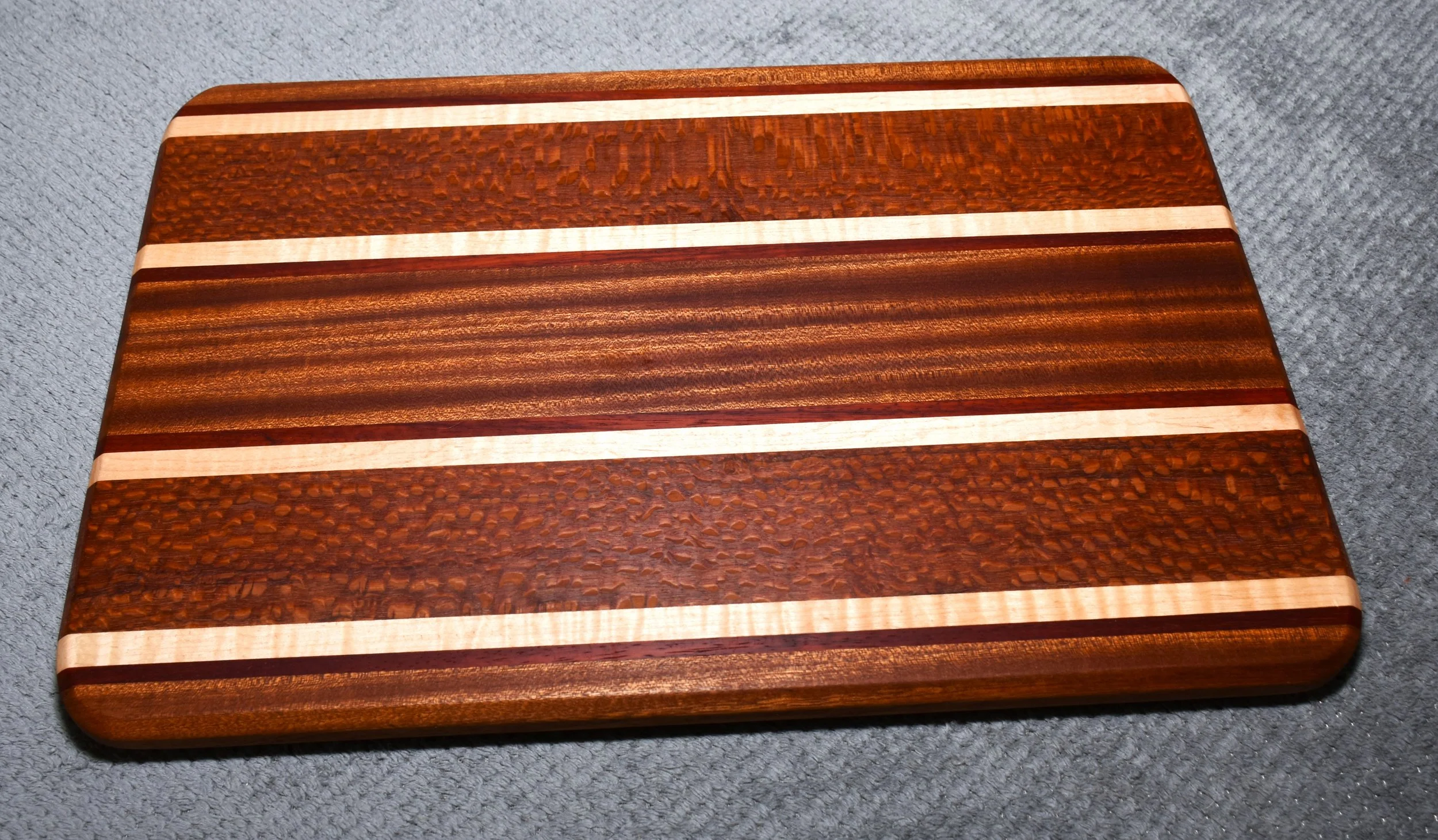 Cutting Board w/Non-Skid Feet (large)
