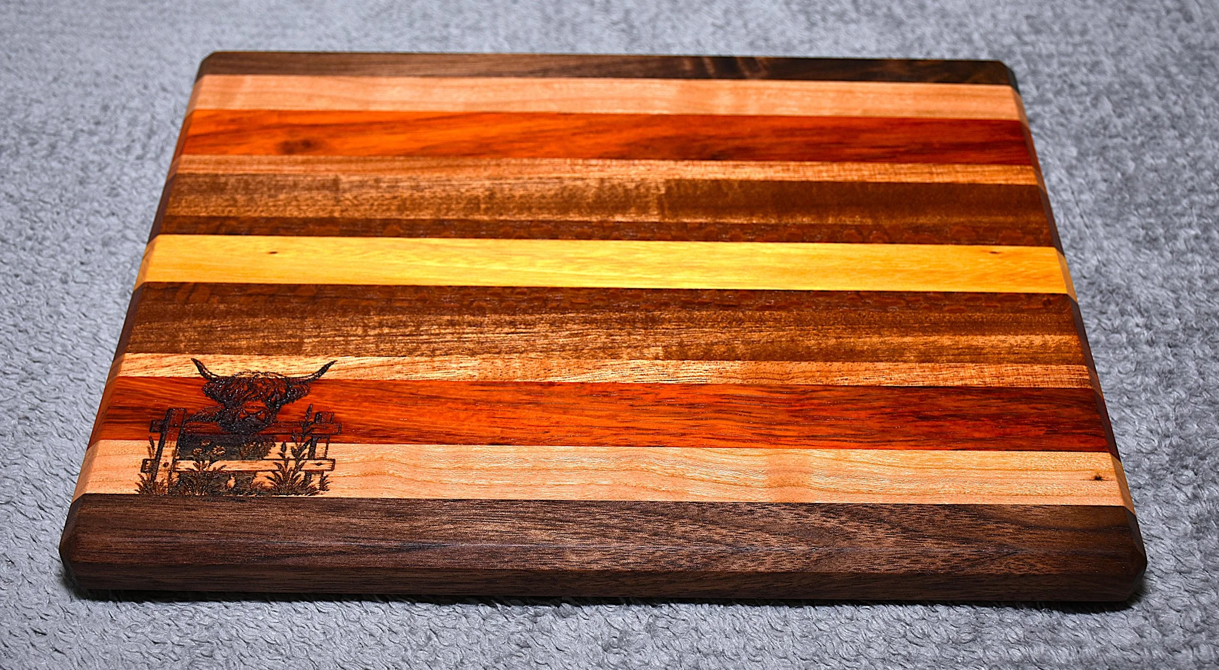 Cutting Board w/Non-Skid Feet (medium)