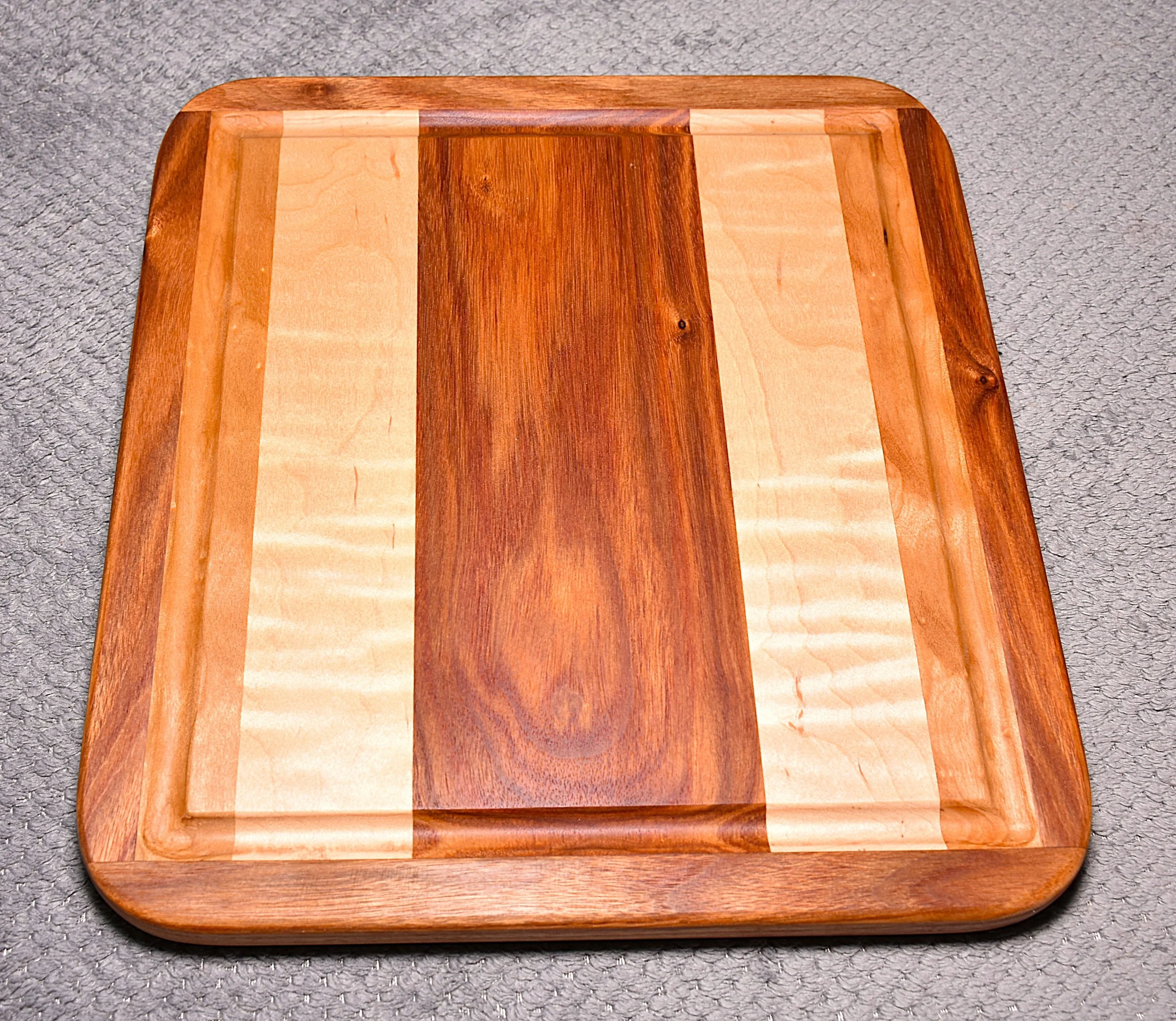 Cutting Board w/Juice Groove & Non-Skid Feet (small)