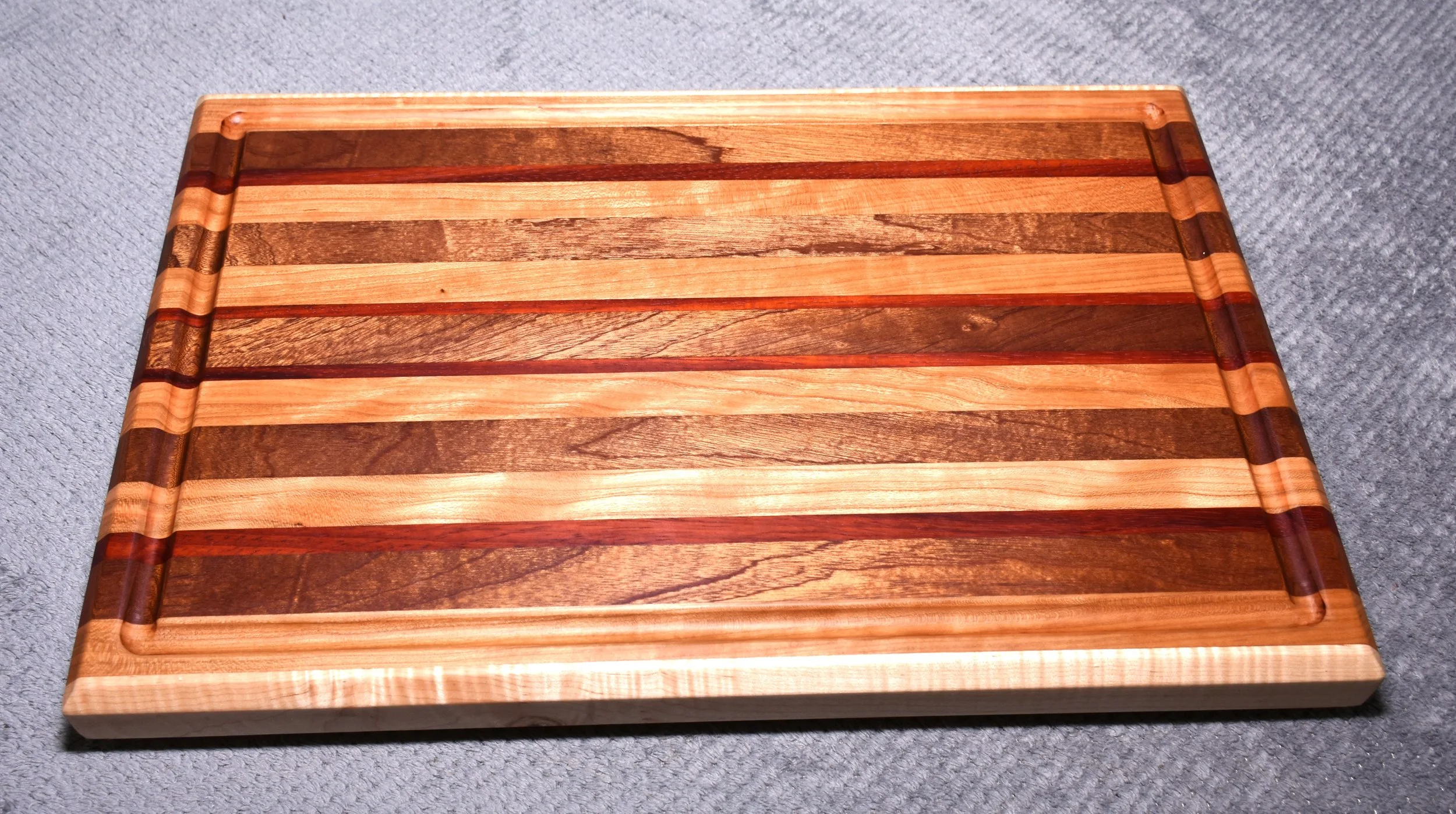 Edge Grain Cutting Board w/Juice Groove & Non-Skid Feet (large)