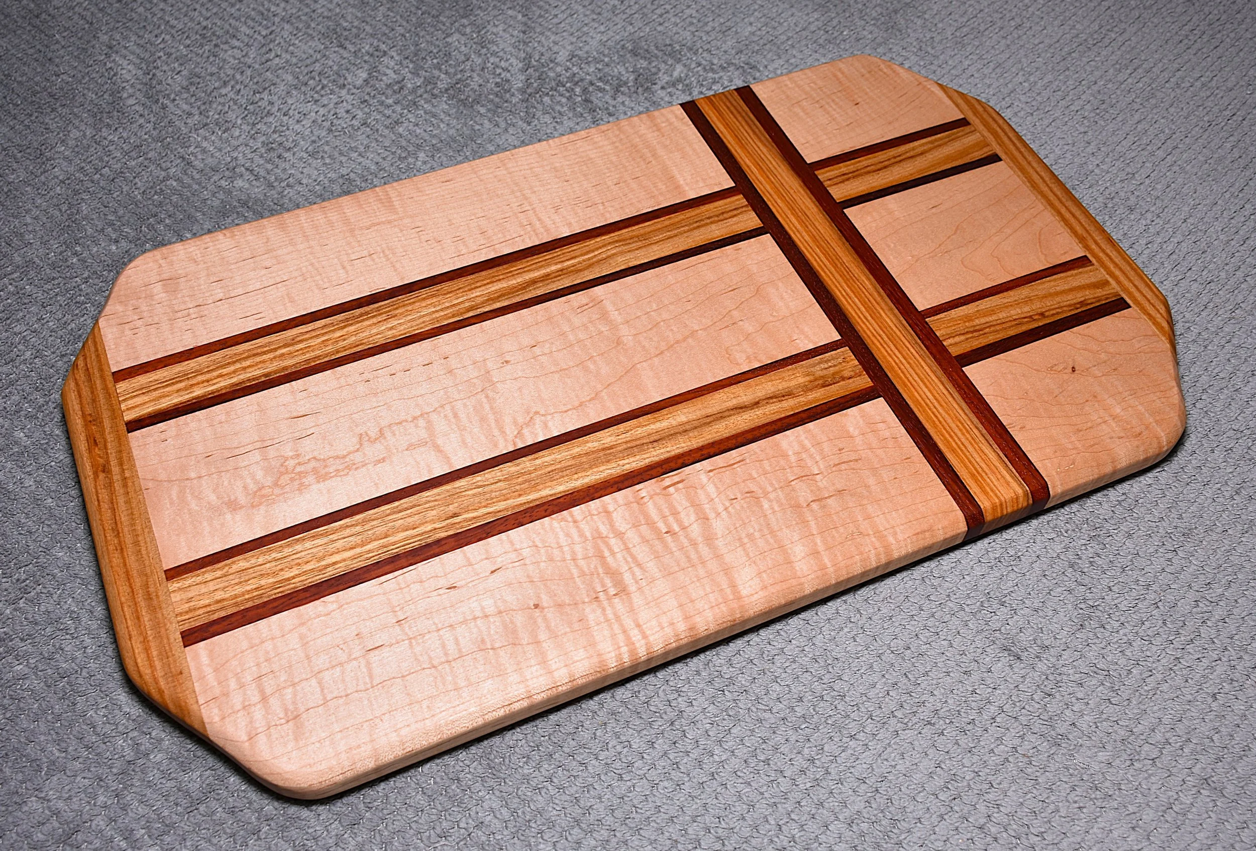 Cutting Board w/Non-Skid Feet (medium)