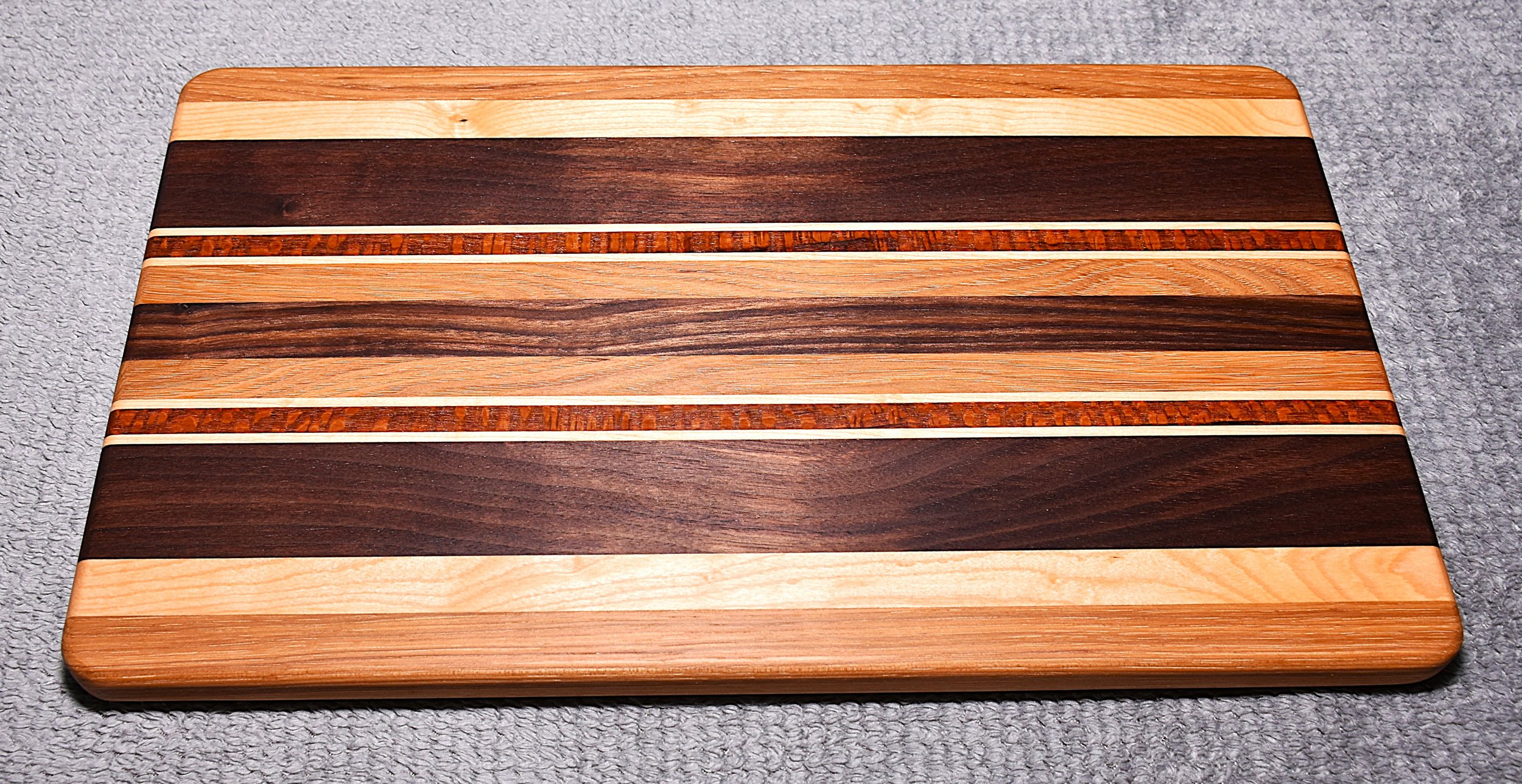 Cutting Board w/Non-Skid Feet (Medium)