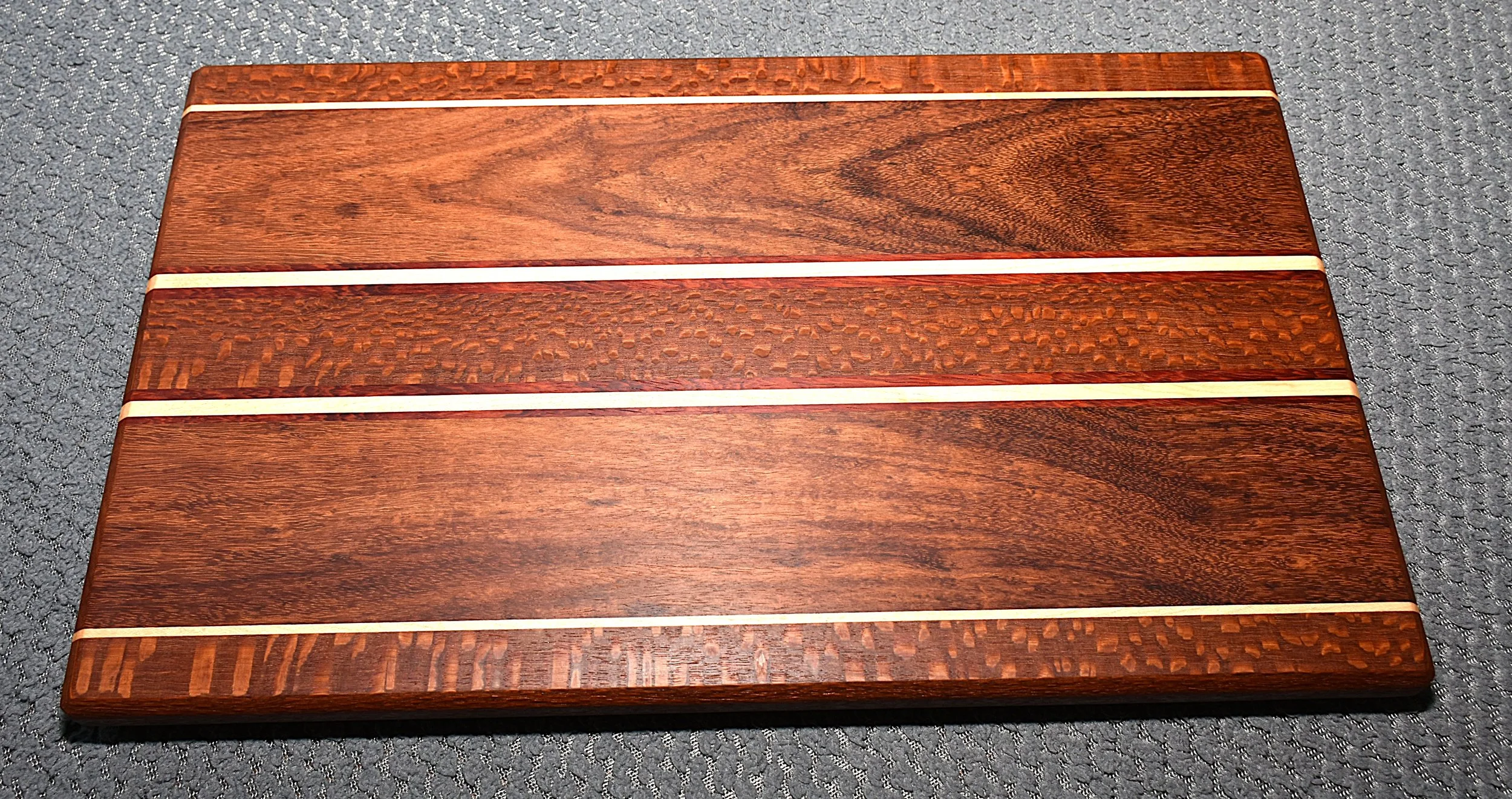 Cutting Board w/Non-Skid Feet (Large)