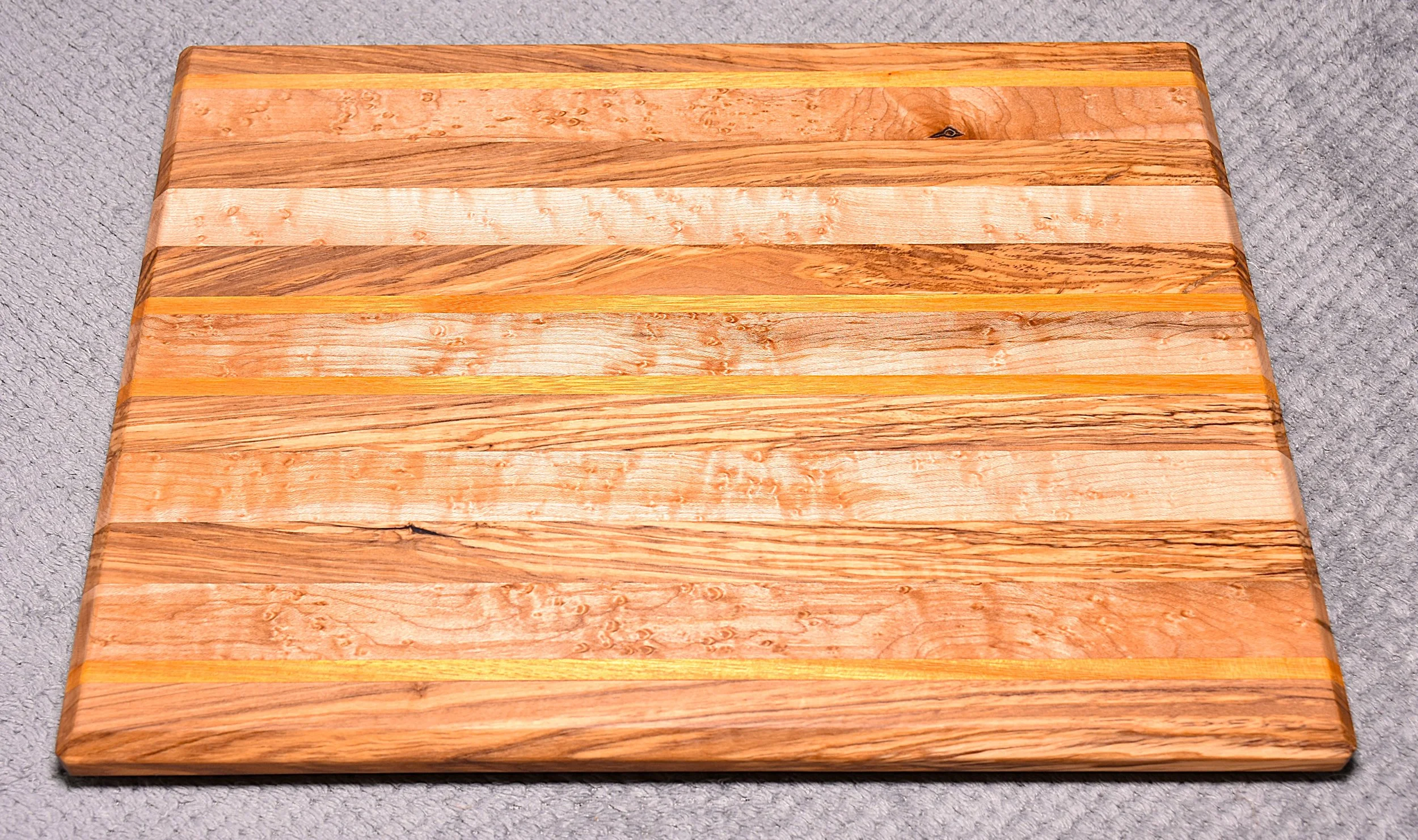 Cutting Board w/Non-Skid Feet (meduim)