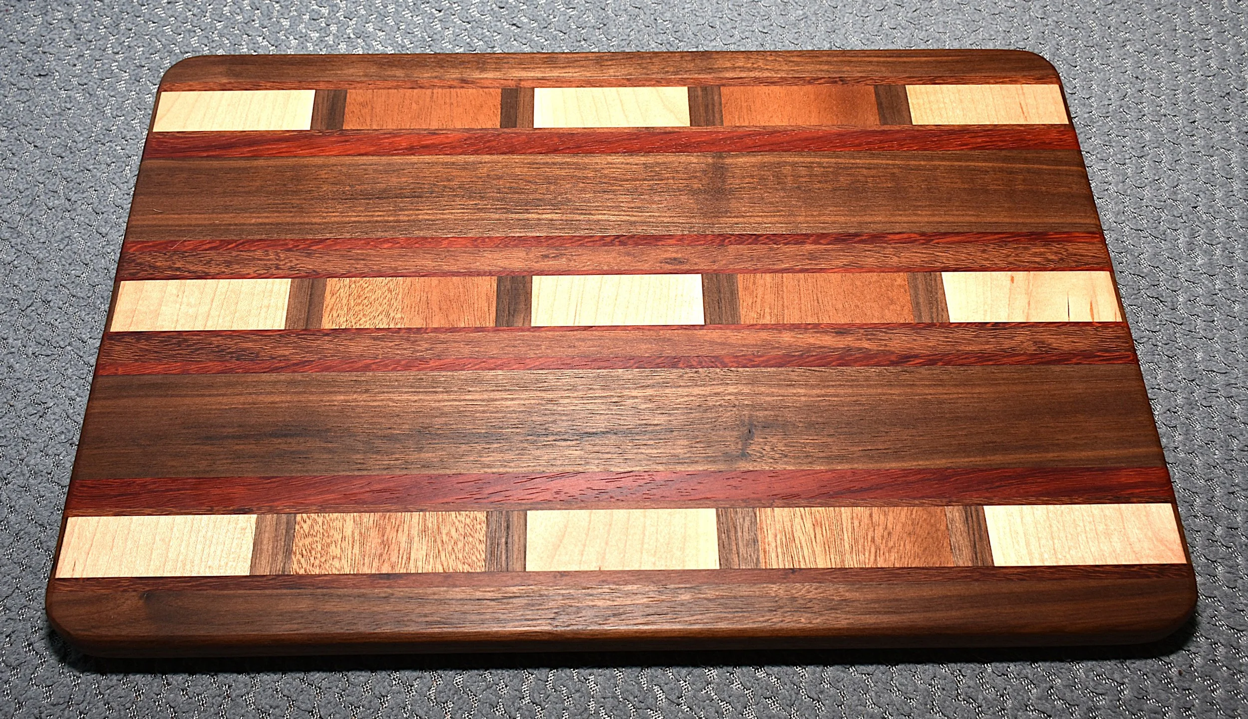 Cutting Board w/Non-Skid Feet (Large)