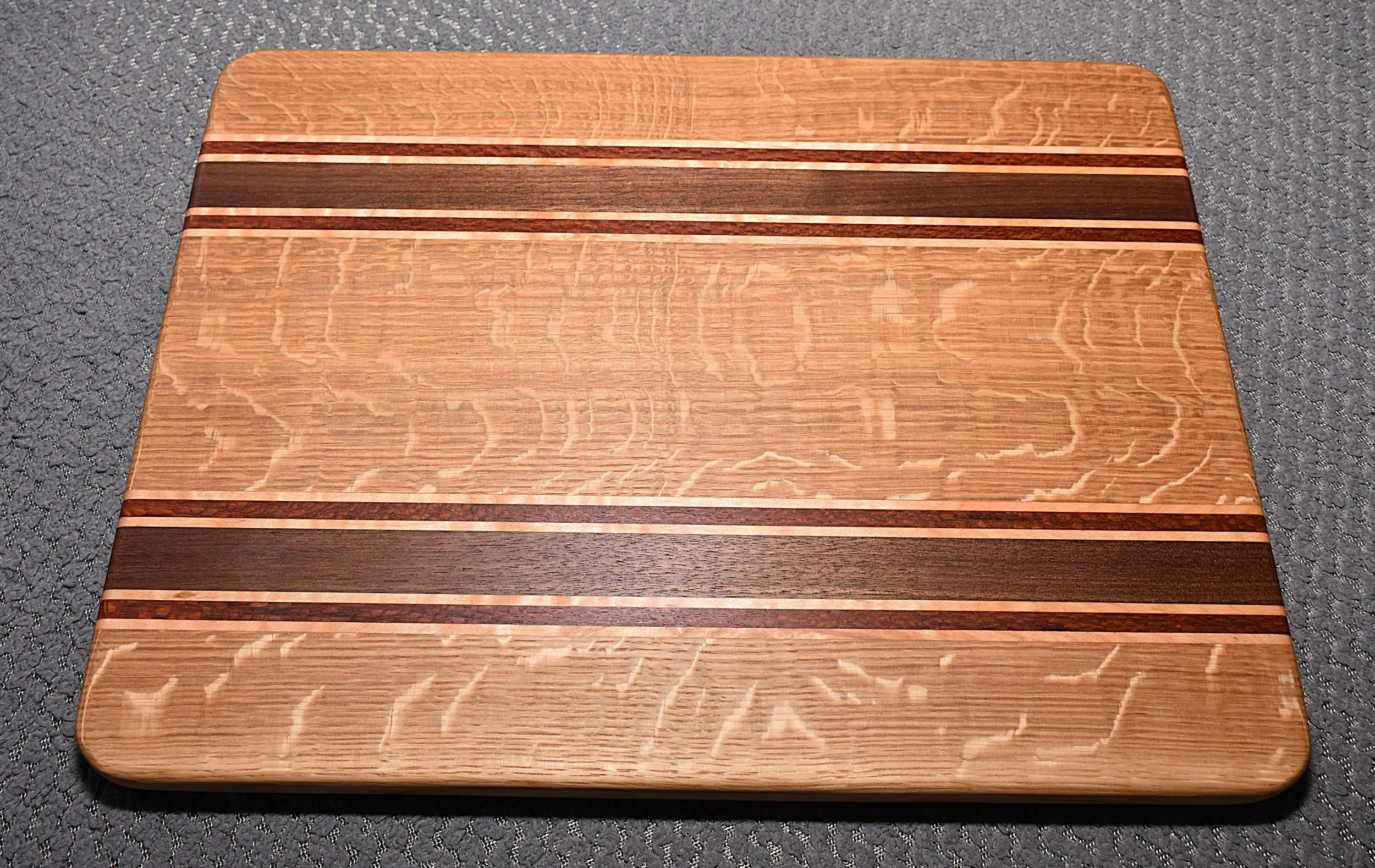 Cutting Board w/Non-Skid Feet (Medium)