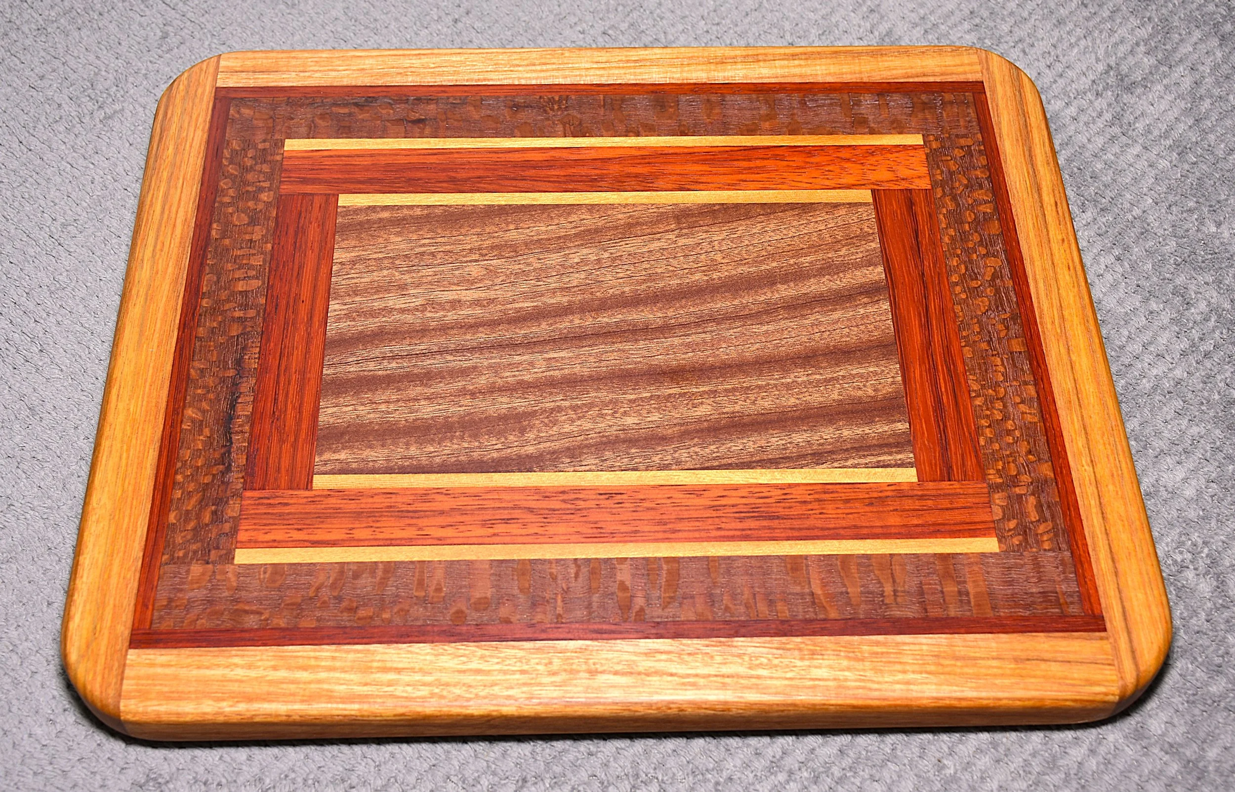 Cutting Board w/Non-Skid Feet (medium)