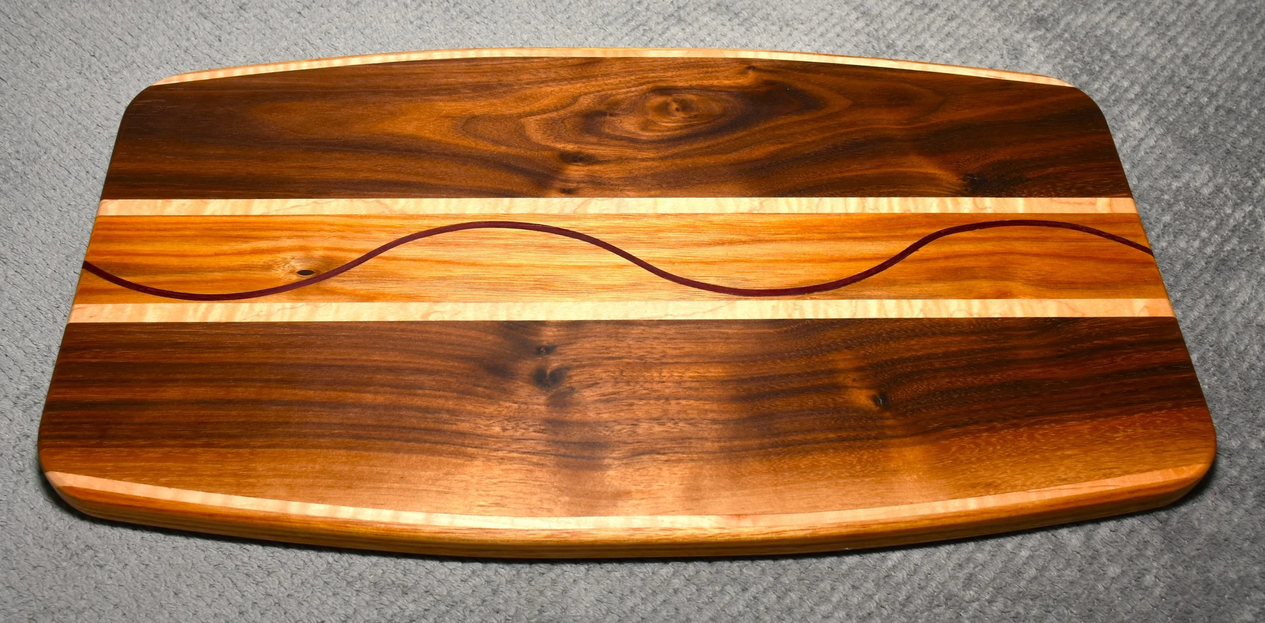 Cutting Board w/Curved Inlay & Non-Skid Feet (large)