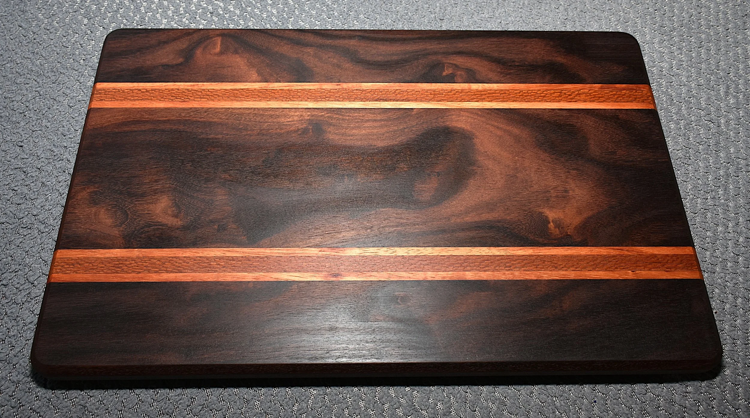 Cutting Board w/Non-Skid Feet (Large)