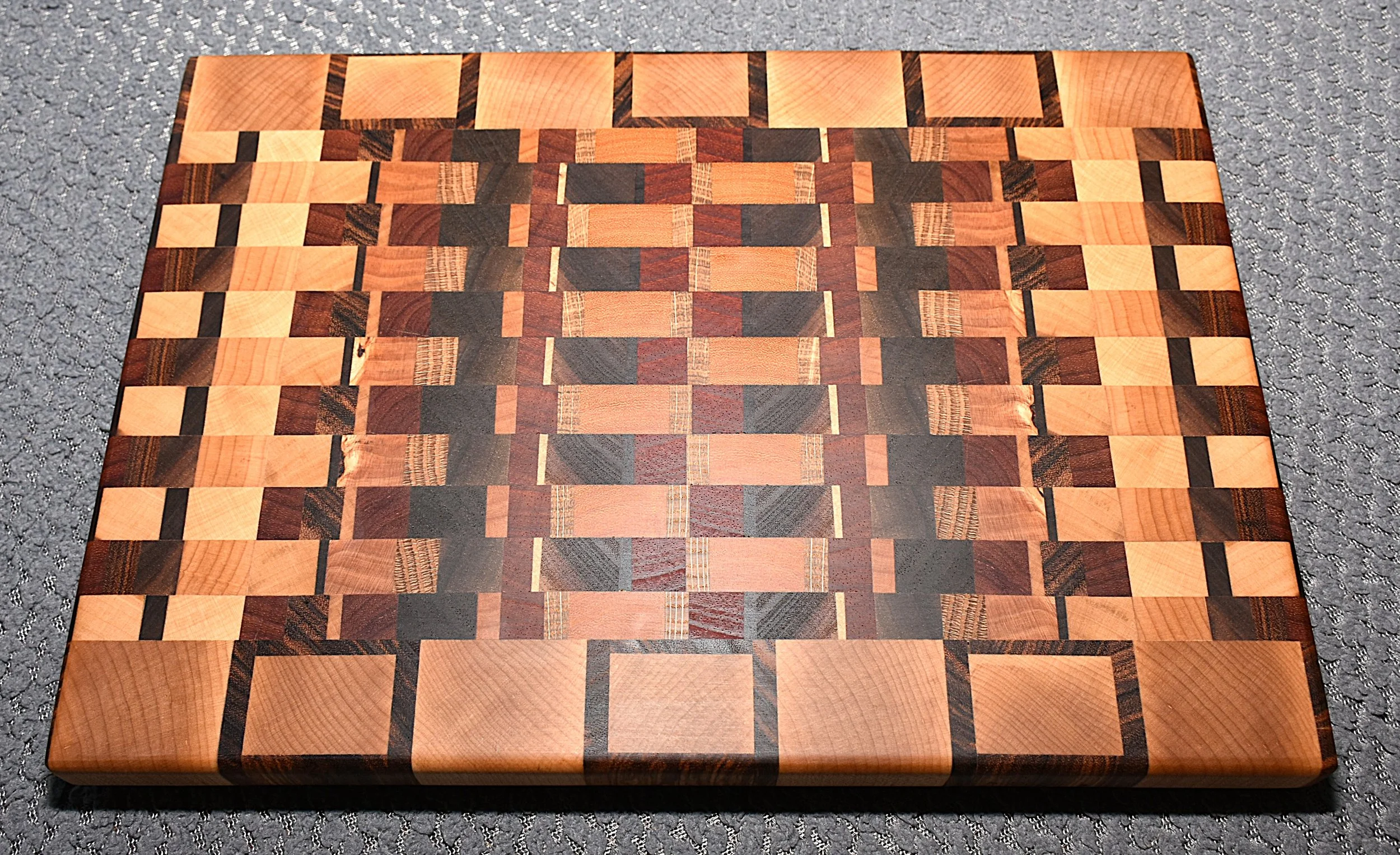 Cutting Board w/Non-Skid Feet (Medium End Grain)