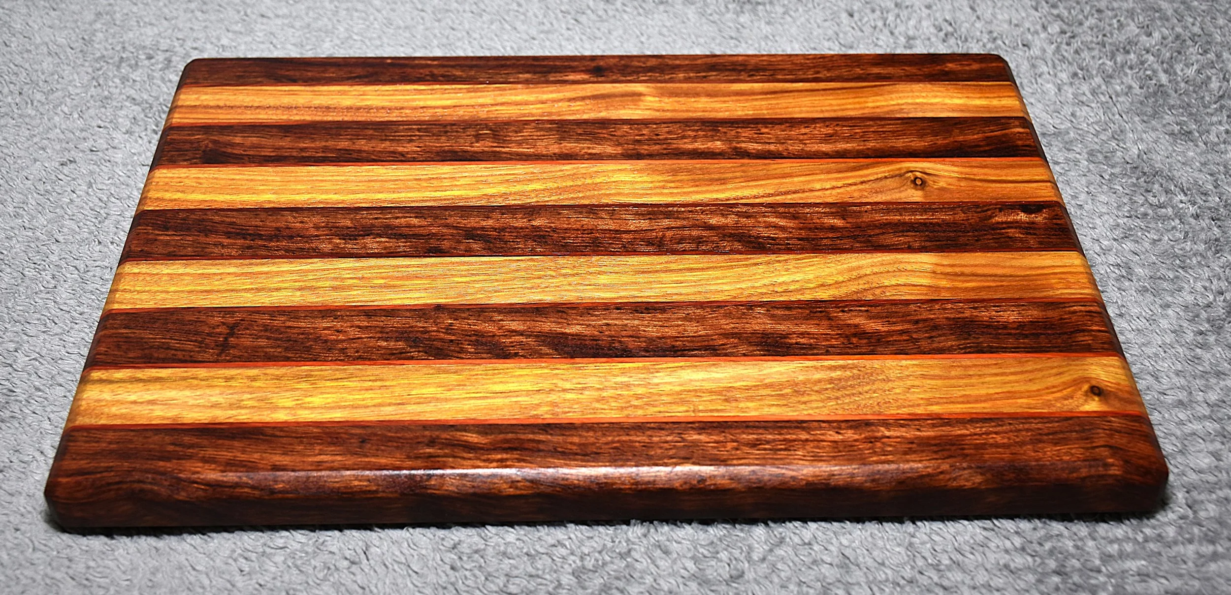 Cutting Board w/Non-Skid Feet (medium)