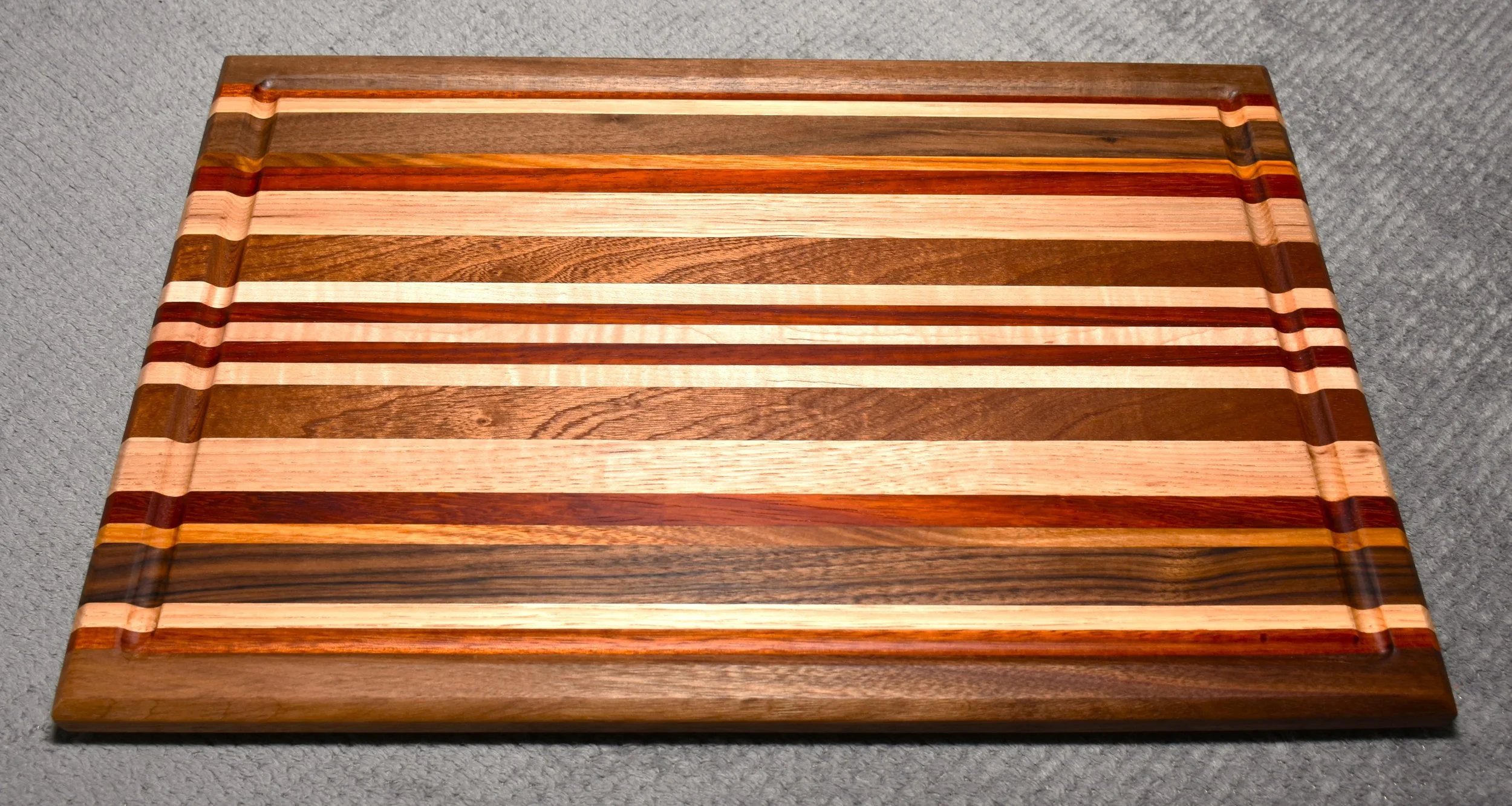 Cutting Board w/Juice Groove & Non-Skid Feet (medium)