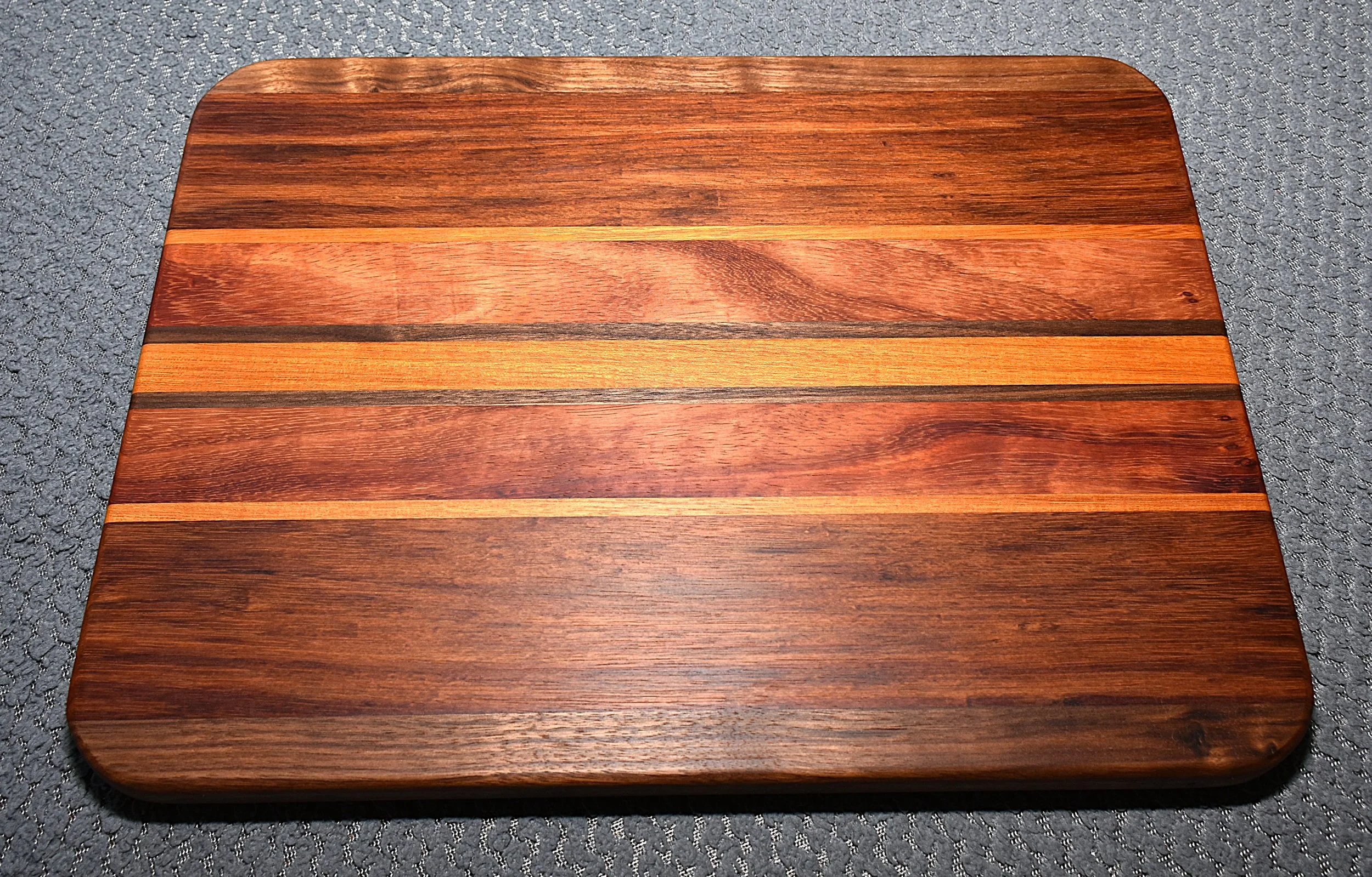 Cutting Board w/Non-Skid Feet (Medium)