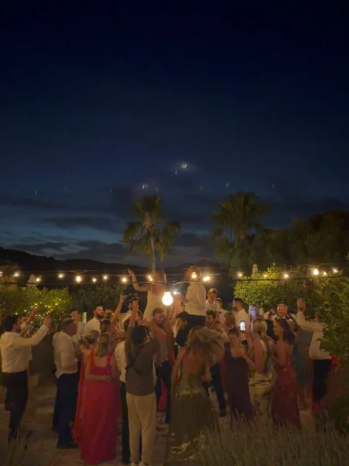 Myles &amp; Emma 🤵🏻&zwj;♂️👰🏼&zwj;♀️

3 days of PERFECTION at the amazing @casa_la_siesta ⭐️🇪🇸 Who would have known a song about Zinedine Zindane would be the song of the wedding 🤣🐐

Thank you so much for having me DJ for your wedding weekend,