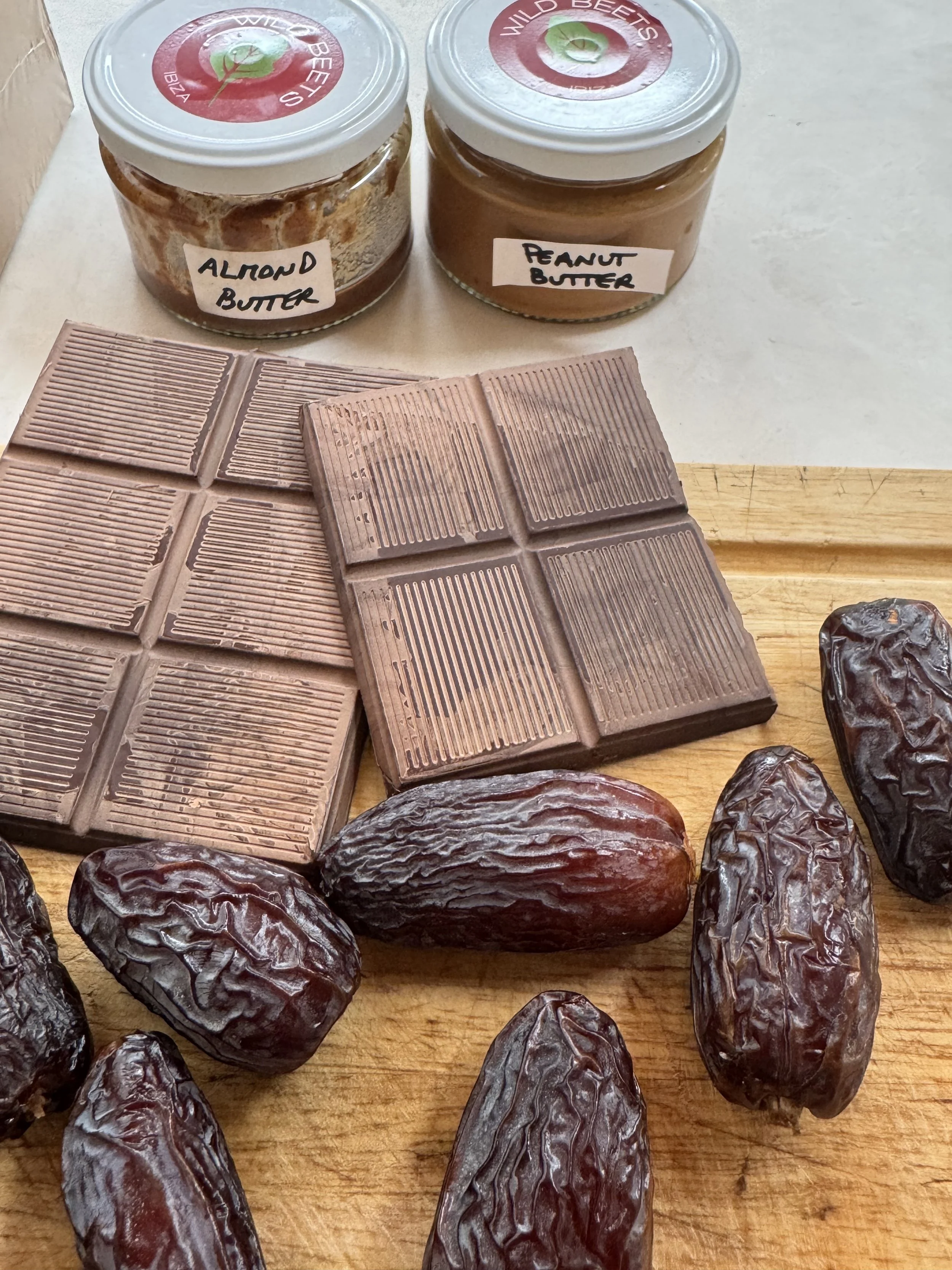 Dadels en pure chocolade als gezonde snacks tijdens je cyclus