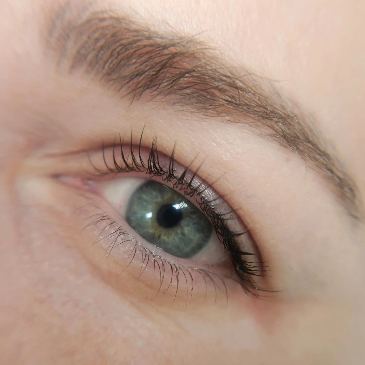 Attraverso la laminazione ciglia e sopracciglia, trasformo la bellezza naturale in un'espressione di eleganza quotidiana. In questo portfolio troverete una selezione dei miei lavori più significativi, dove precisione tecnica e cura del dettaglio si i