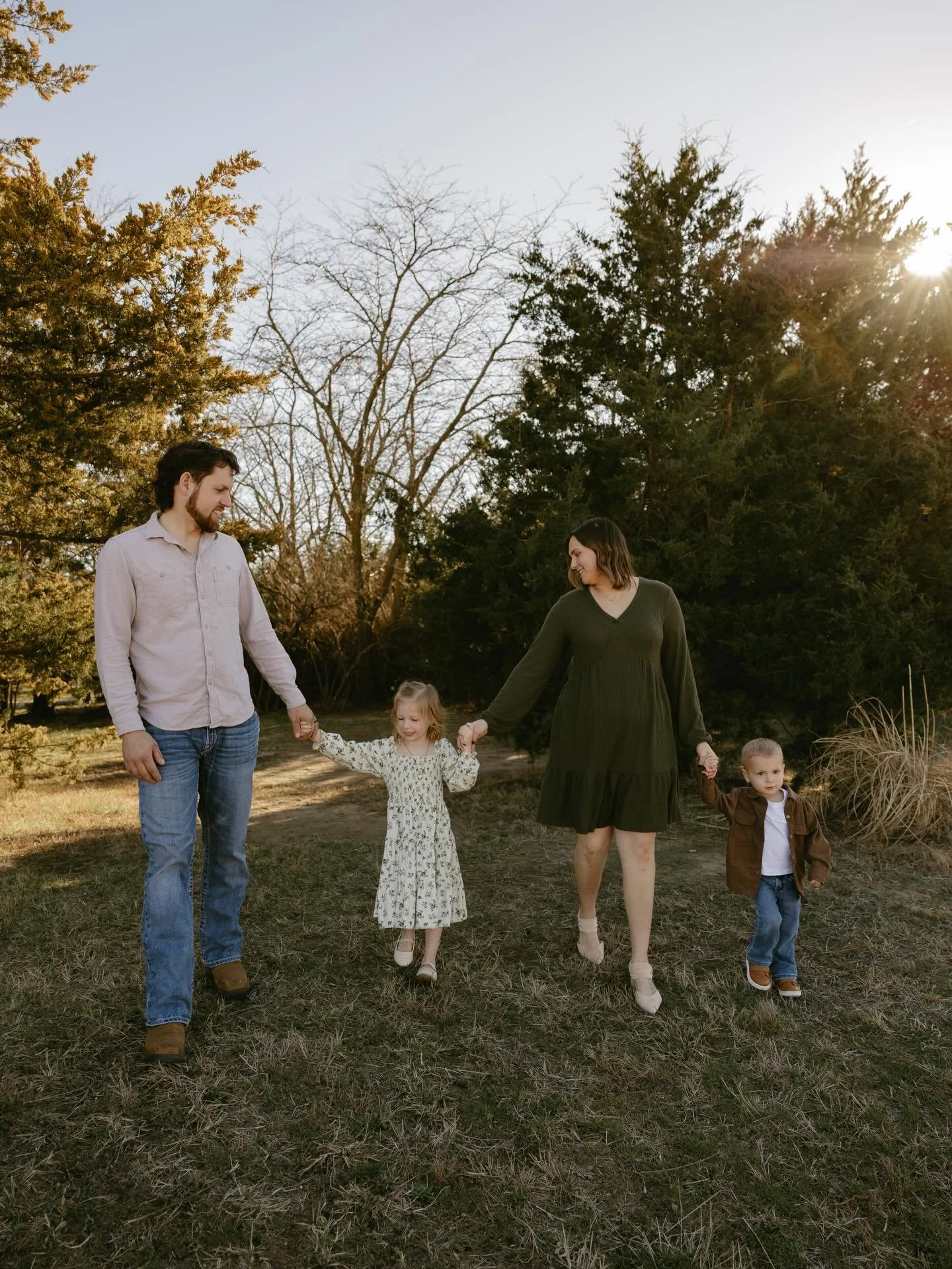 some family love for your feed ✨

#kansasfamilyphotographer #southdakotafamilyphotographer #siouxfallsfamilyphotographer #mitchellsdfamilyphotographer #blackhillsfamilyphotographer 

Kanas Family photographer 
family photos near me
south dakota famil