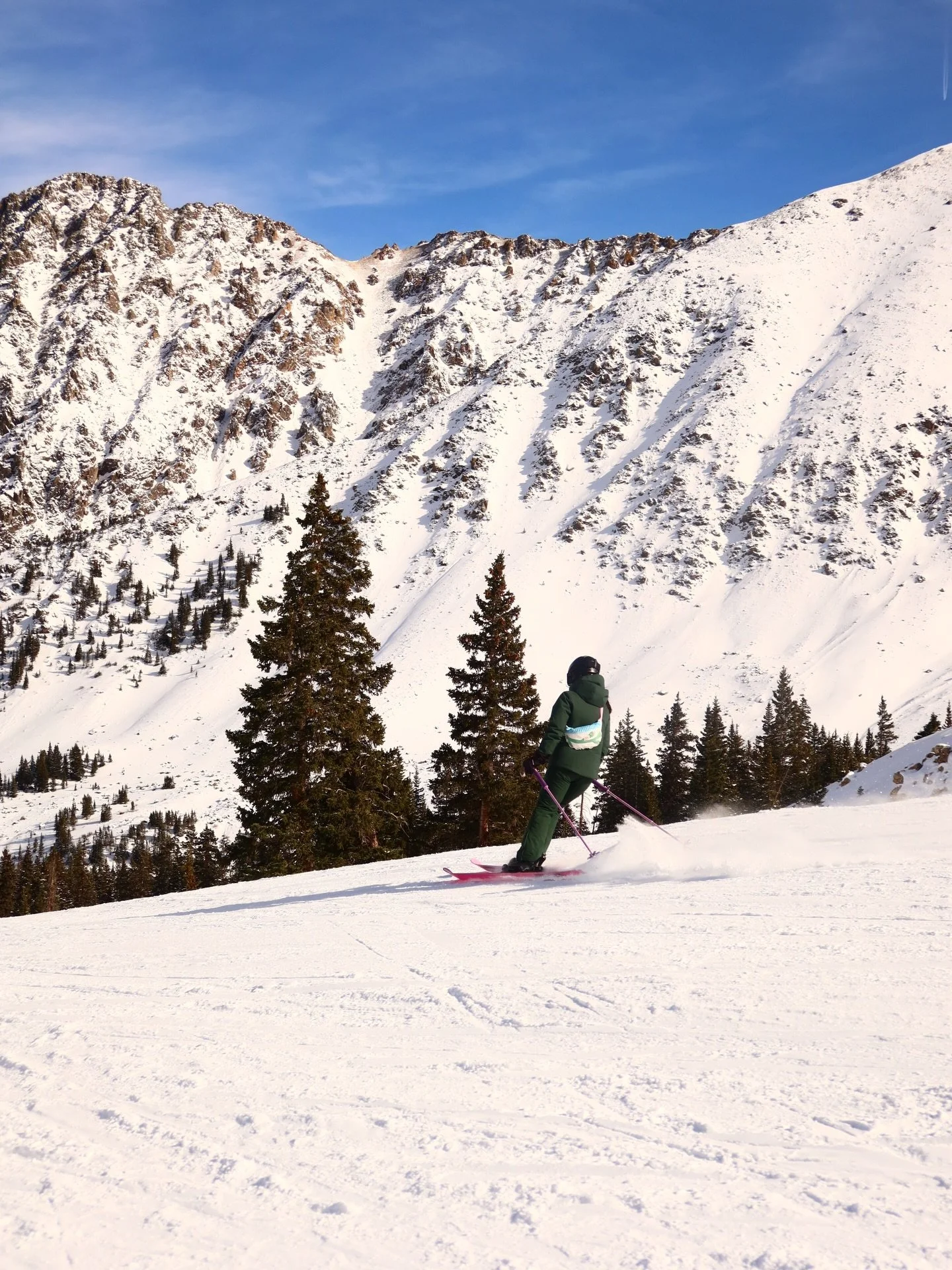 Luck of the bluebird day @arapahoe_basin 

So happy to be back photographing @halfdays ski meetups! Meeting incredible women, getting outside, and sharing moments that make this community so special 💙