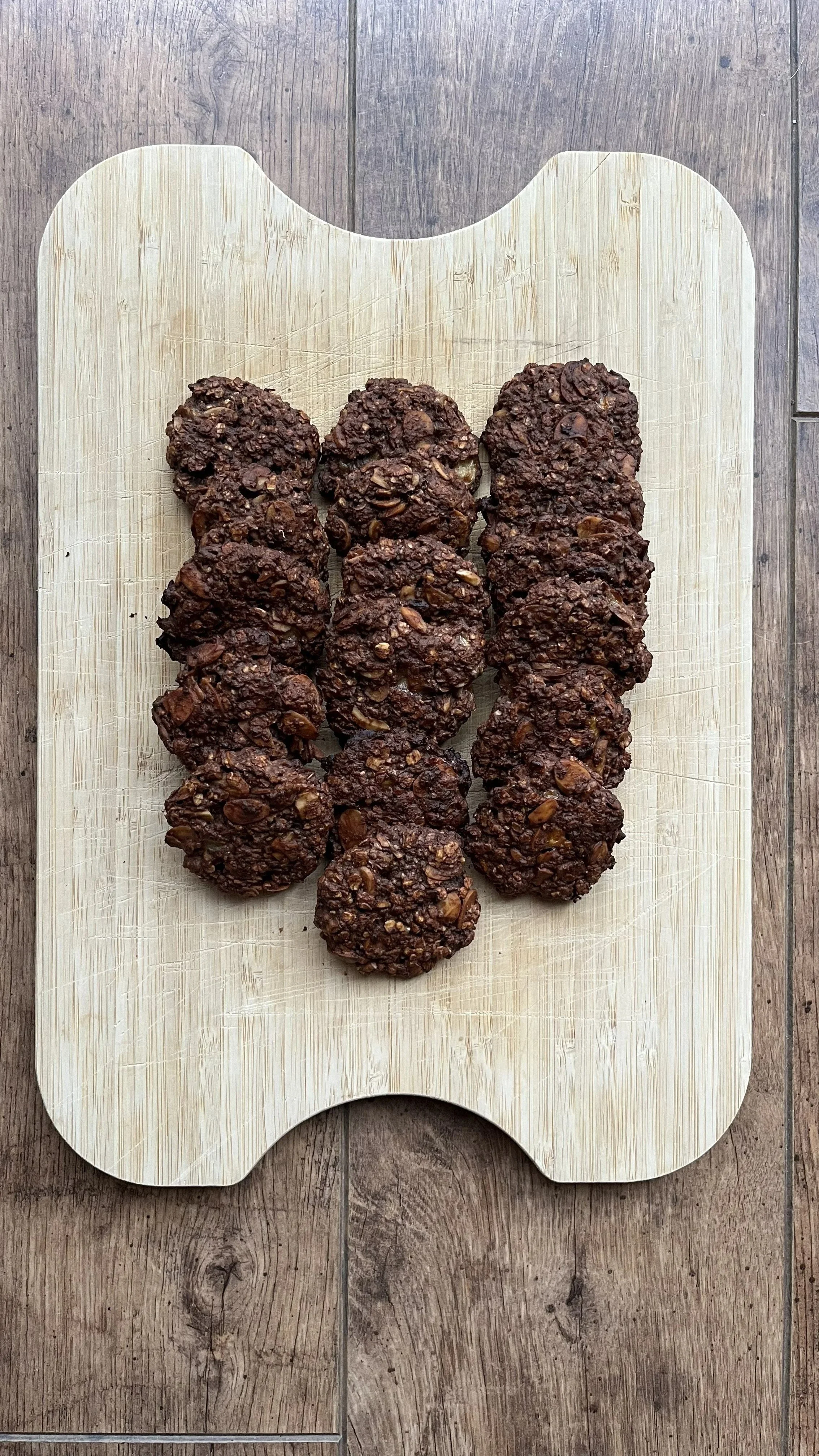 Quick gluten-free biscuits with oats, almond butter and cocoa!