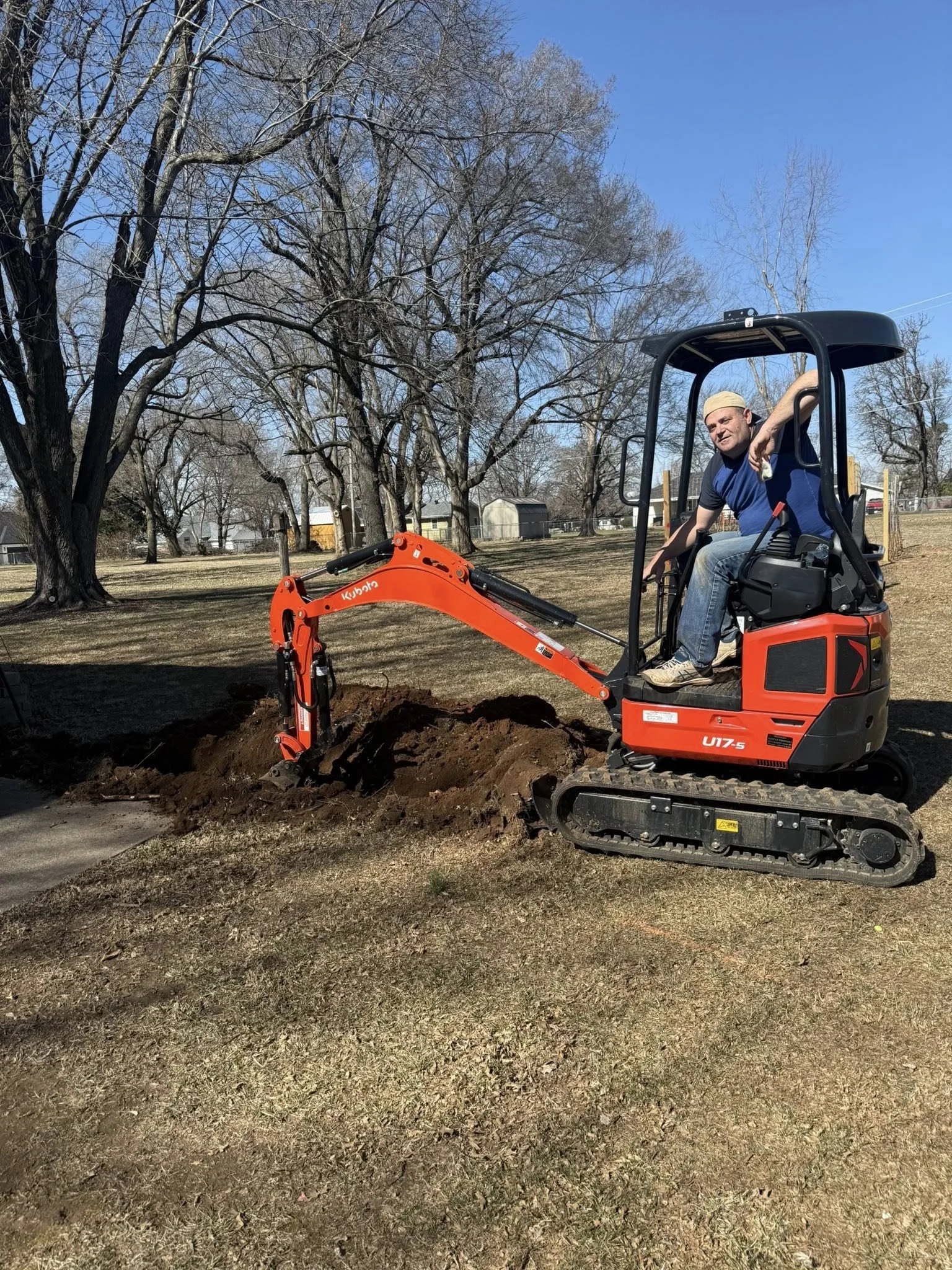mini-excavator-sasquatch-equipment-rentals-man-digging.jpg