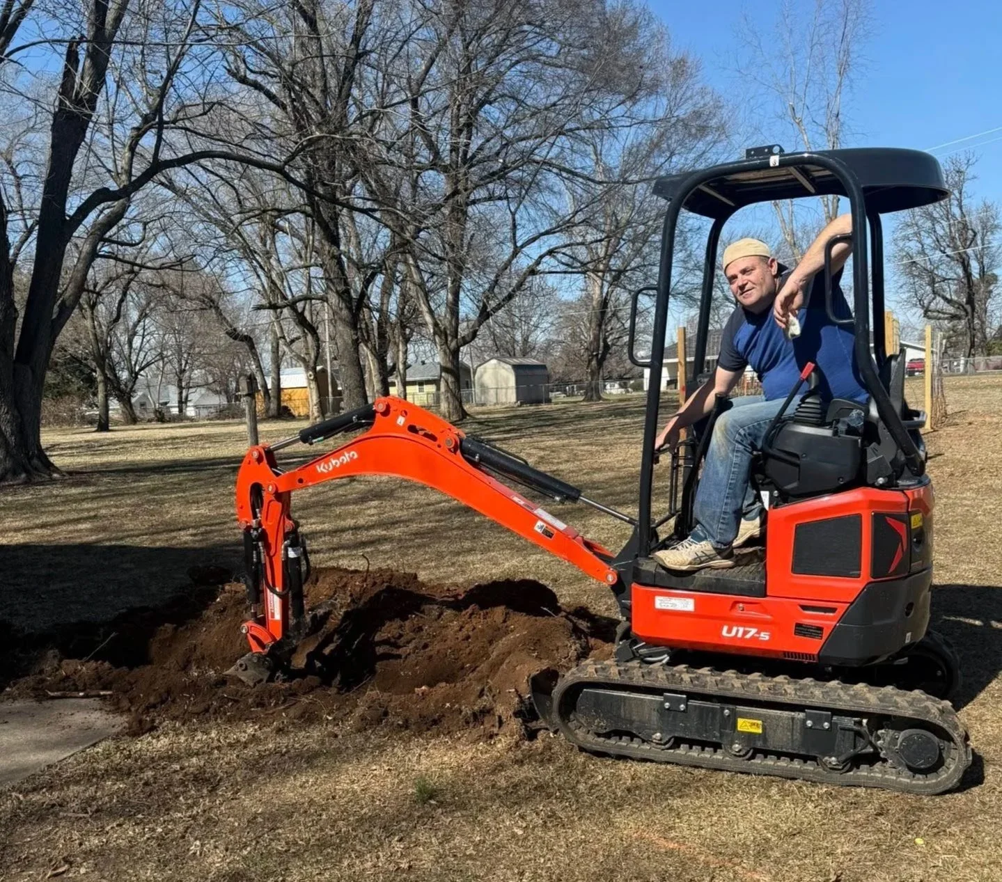 mini-excavator-sasquatch-equipment-rentals-man-digging.jpg