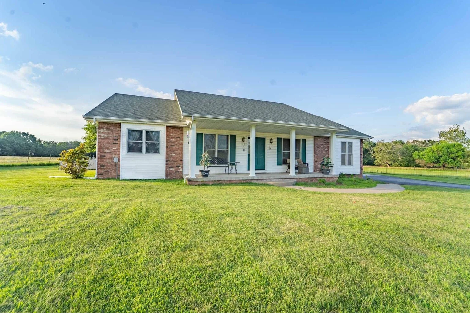  $600,000 

 877 Highway B 
4 beds • 3 baths • 2,418 SF
Bolivar, MO

Listing Agent: Matt Baker
