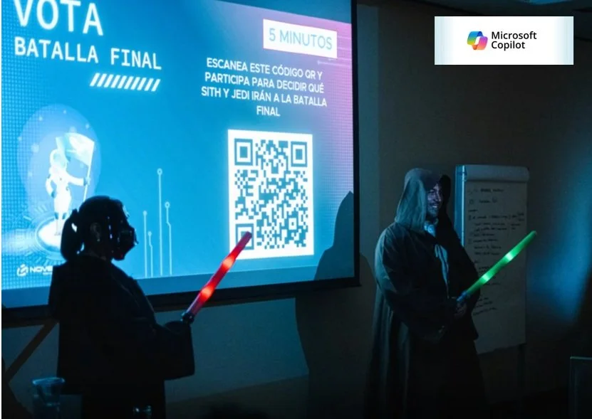 Personajes disfrazados de Star Wars frente a pantalla que invita a votar en una batalla final de Sith y Jedi con código QR para participar, en una sala oscura con proyector y luces de colores.
