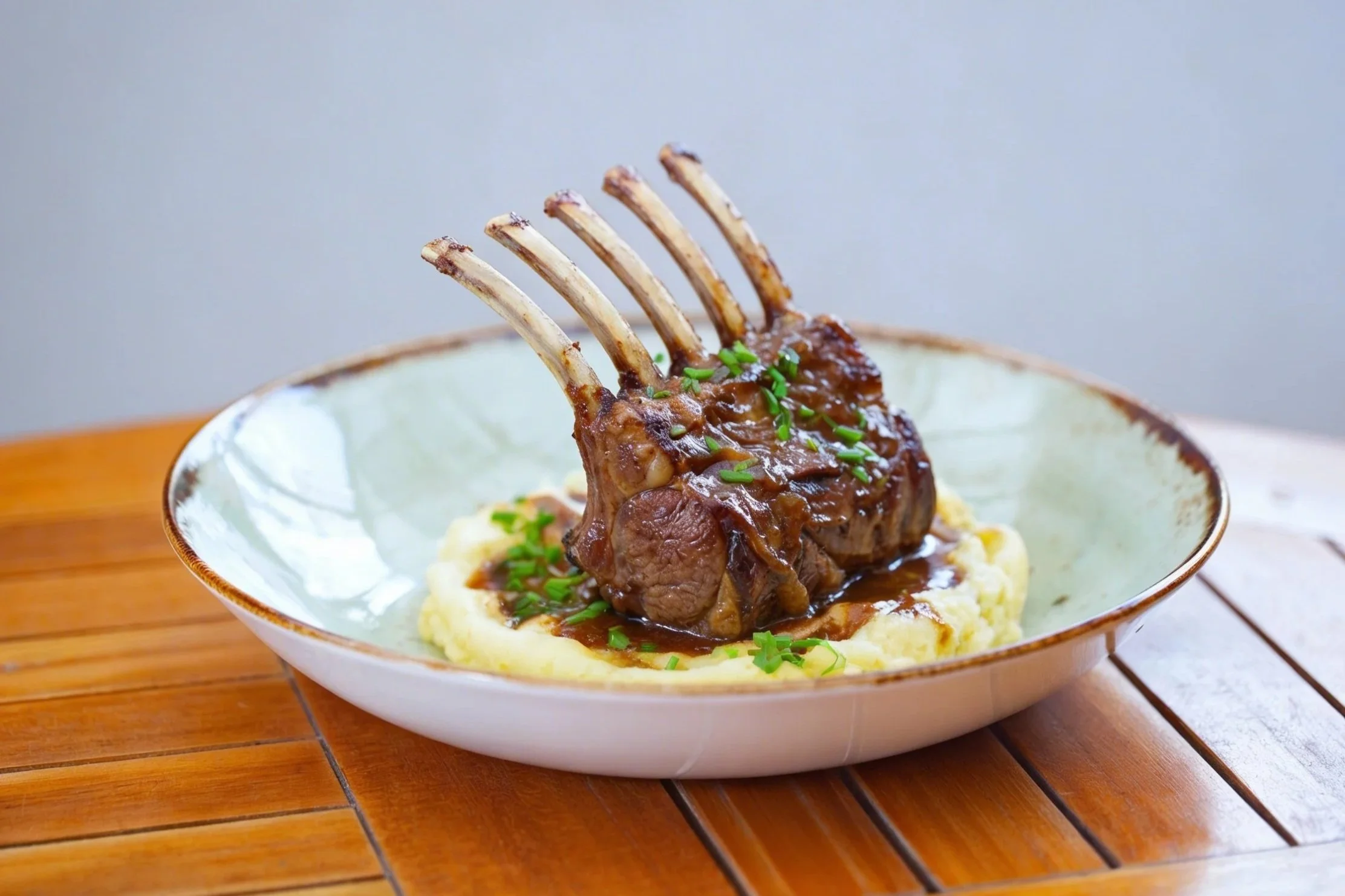 Carré em cama de esmagada de batata