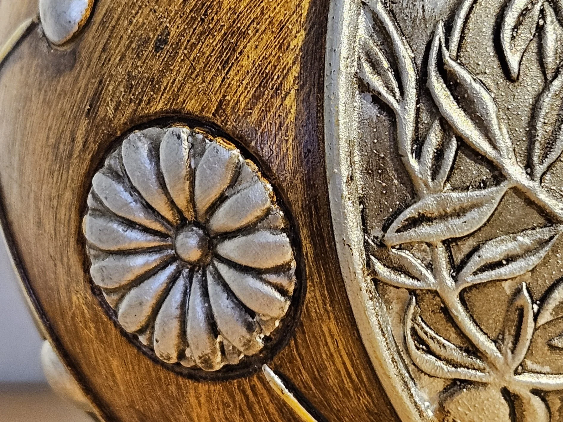 Orbe décorative ornée d'une fleur métaliique