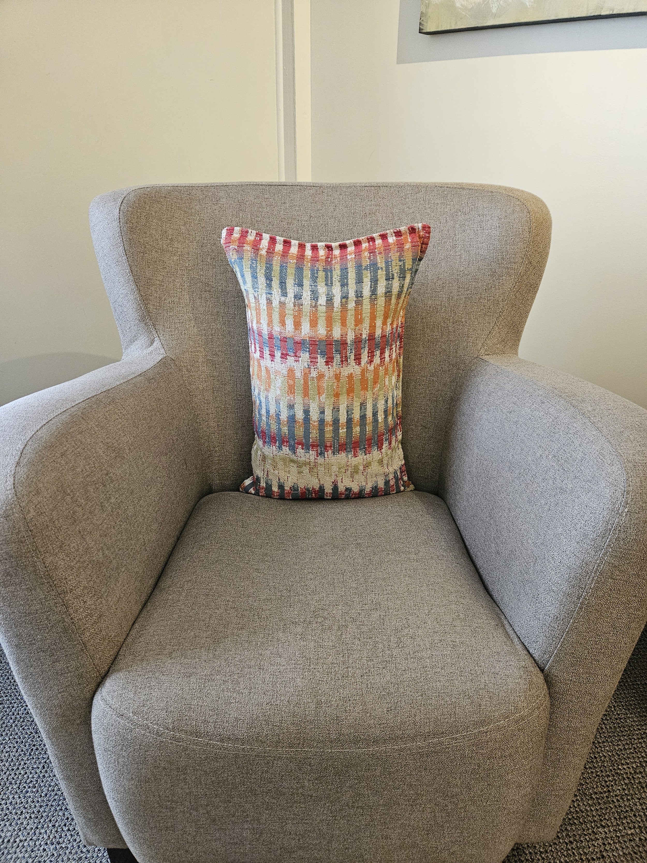 Fauteuil confortable avec un coussin coloré de soutien