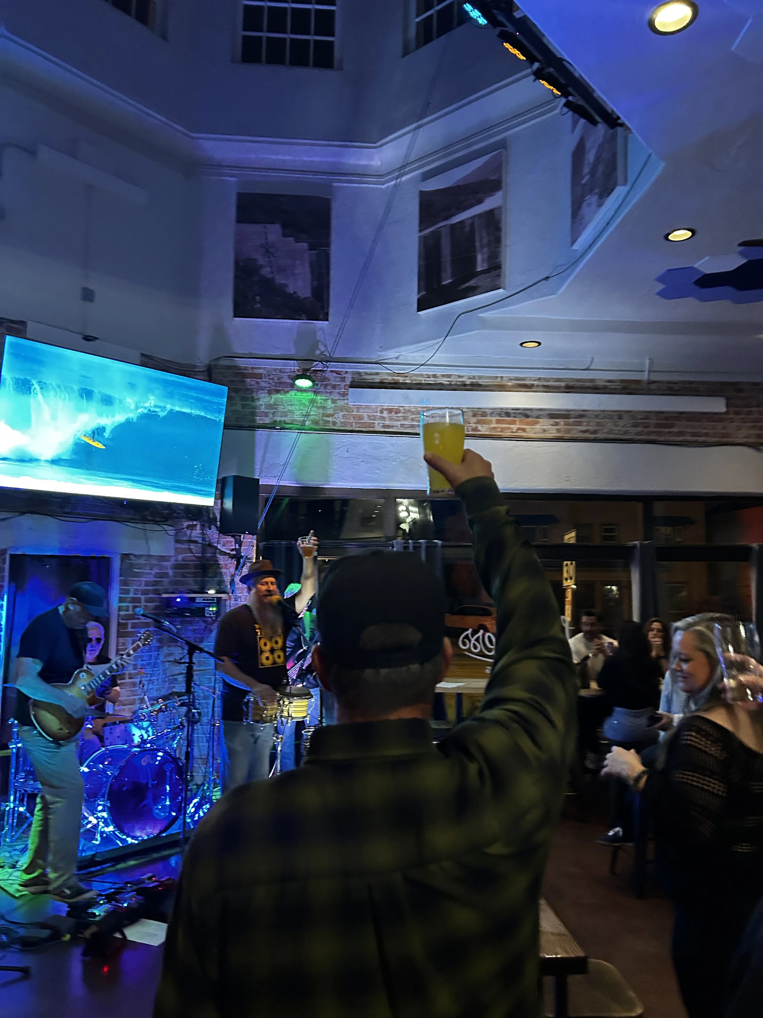 Live at Leashless Brewing