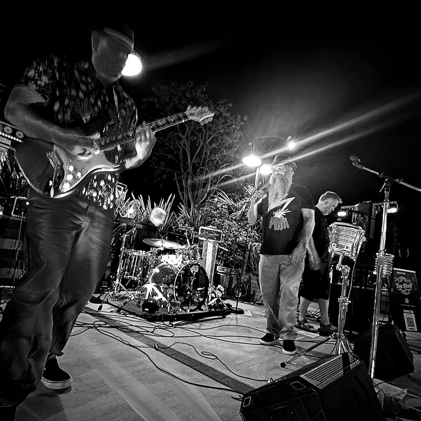 Top Shelf will be live at the Q Club in Oxnard this Sat. March 14th from 5-8 PM. Come on down for great reggae music, food, and drinks! &hearts;️💛💚🤙