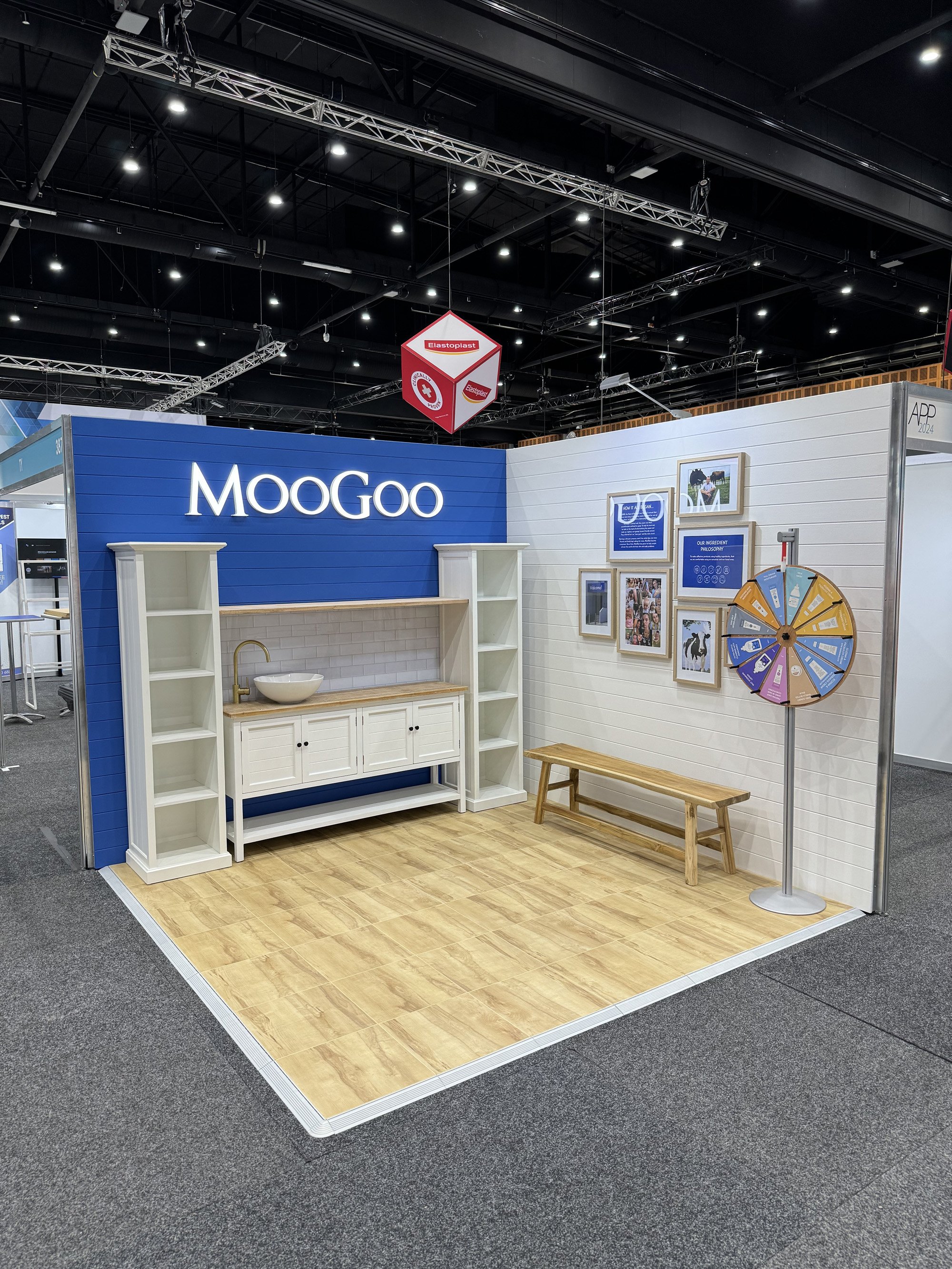 custom product discplay - exhibition booth for Moogo